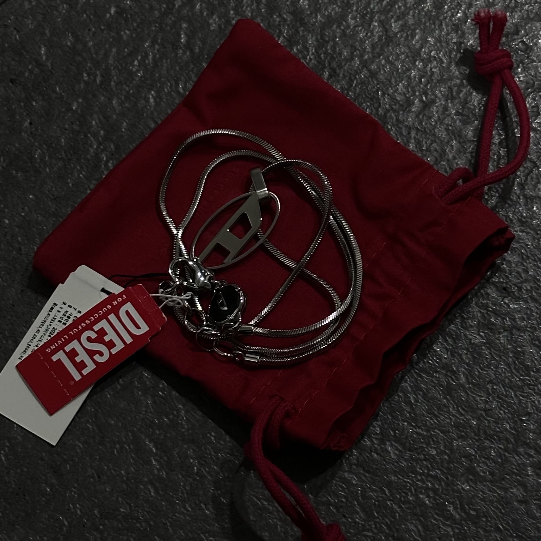 Diesel Dx1342 Stainless Steel Pendant Necklace Silver 착용 스타일