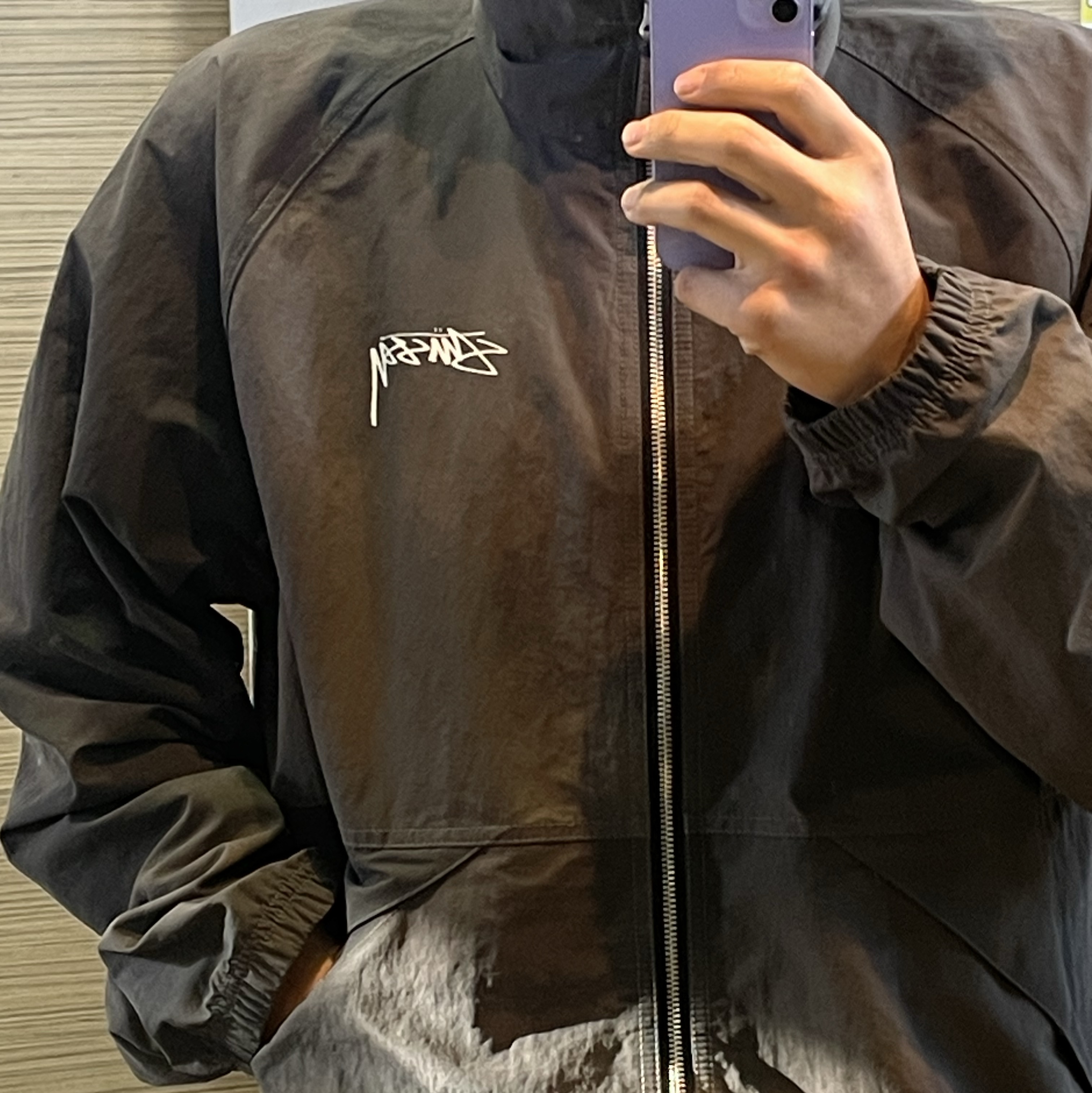 Stussy Wave Dye Beach Shell Jacket Black 착용 스타일 - 1