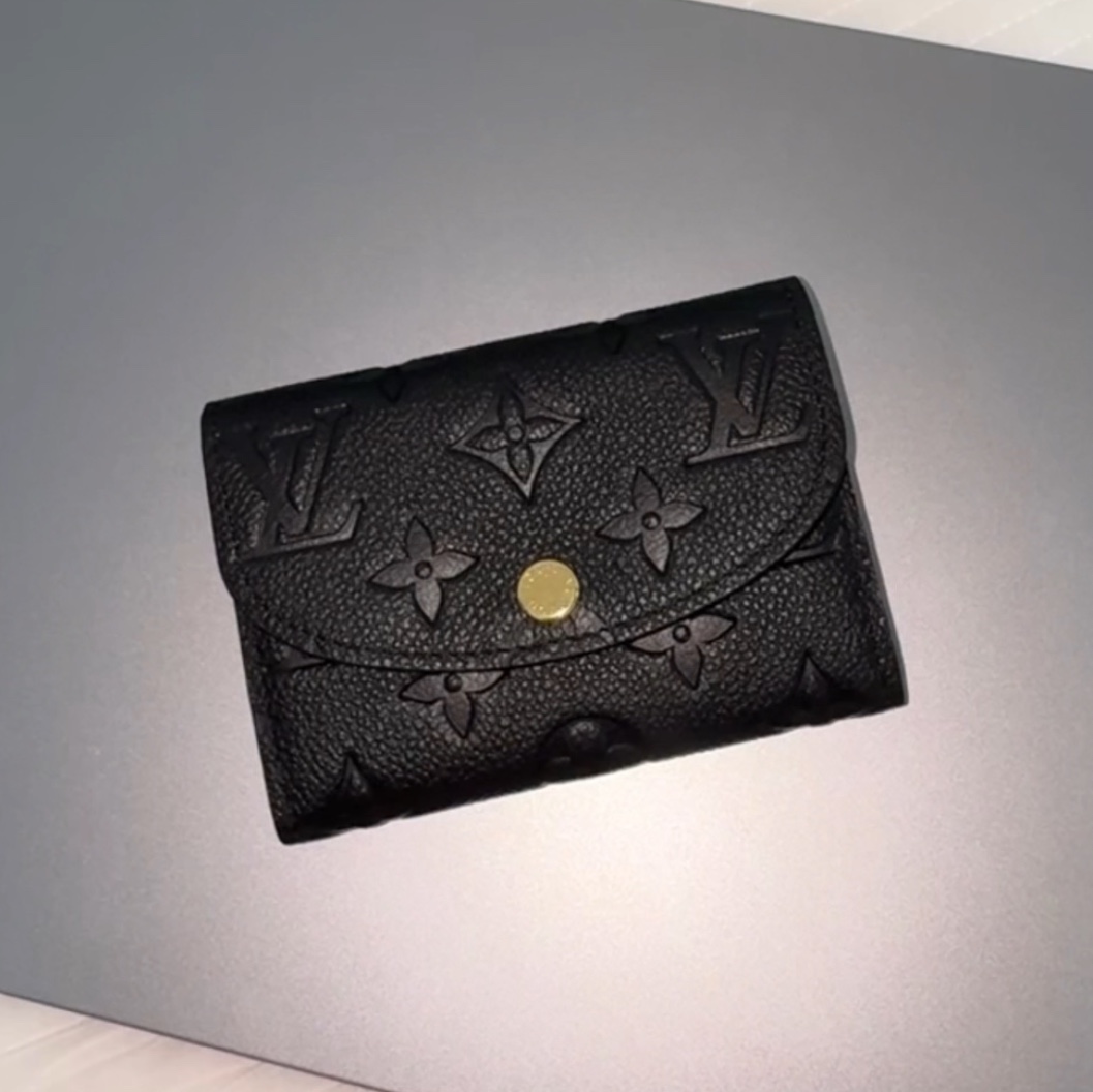 Louis Vuitton Rosalie Coin Purse Monogram Black 착용 스타일 - 2