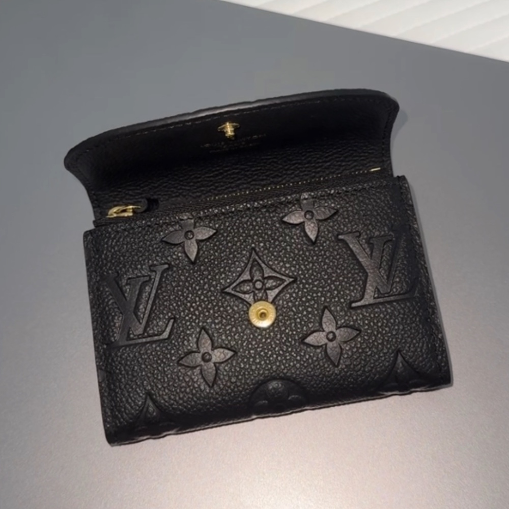 Louis Vuitton Rosalie Coin Purse Monogram Black 착용 스타일 - 3