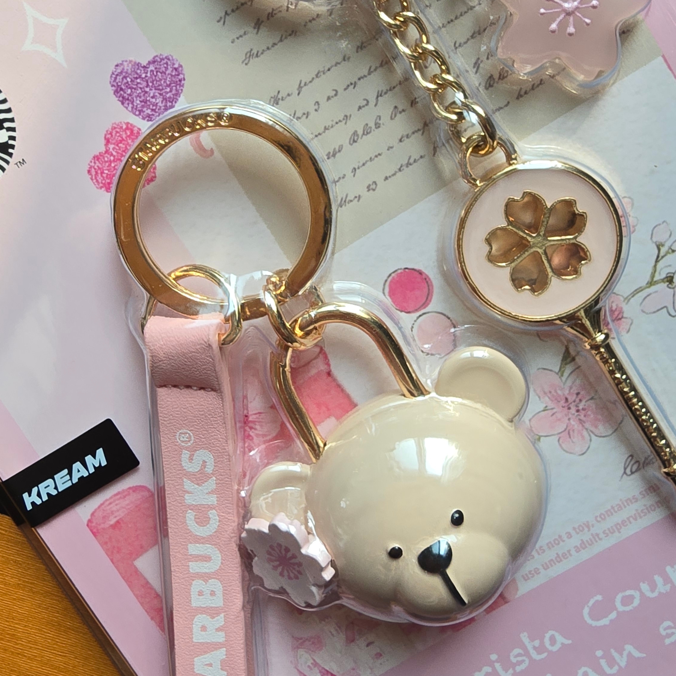 Starbucks 23 Cherry Blossom Bearista Lock Keychain 착용 스타일