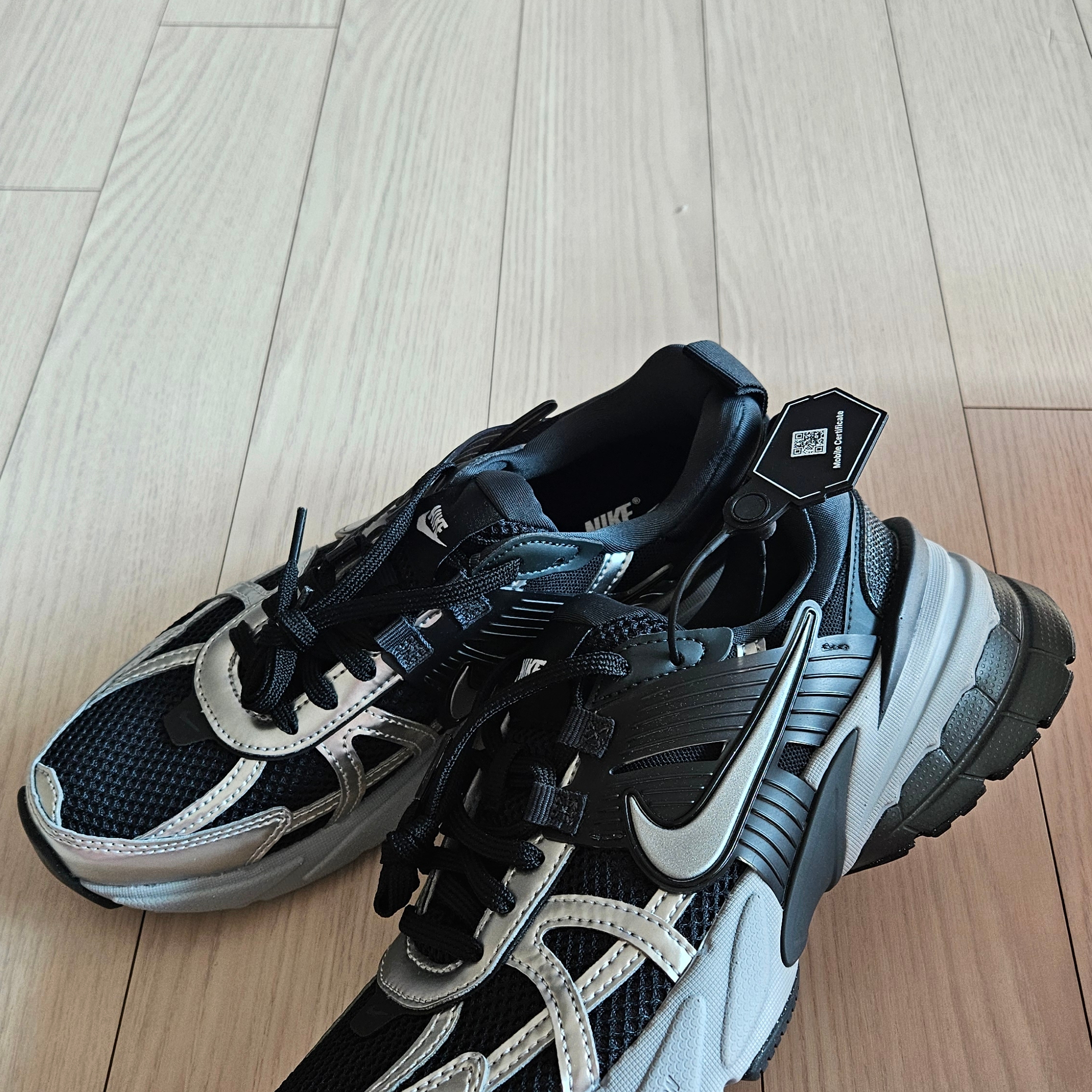 (W) Nike V2K Run Black Dark Smoke Grey 착용 스타일