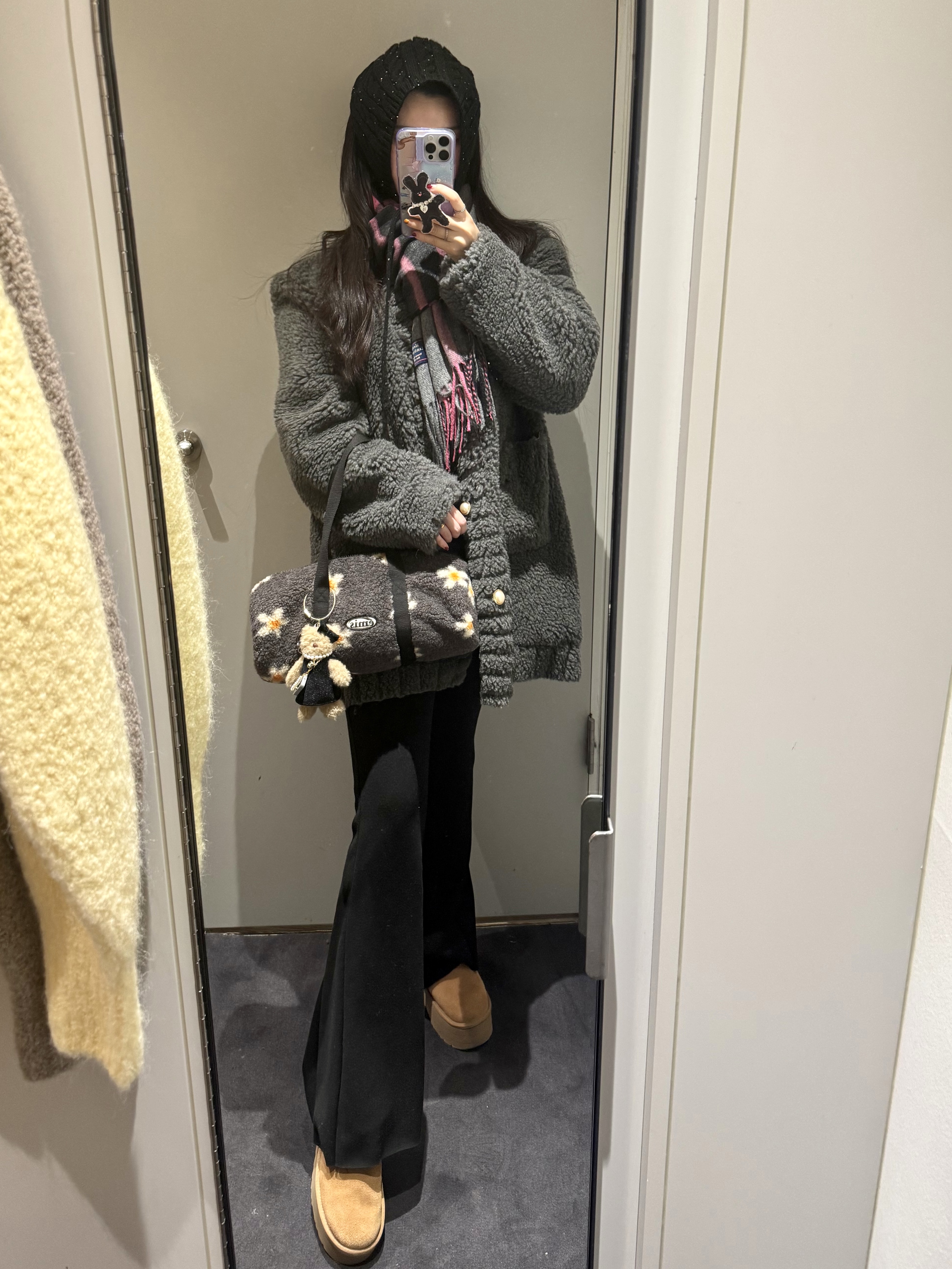 Emis Flower Boucle Crossed Body Bag Black, (W) UGG Classic Ultra Mini Platform Boots Chestnut 착용 스타일 - 2