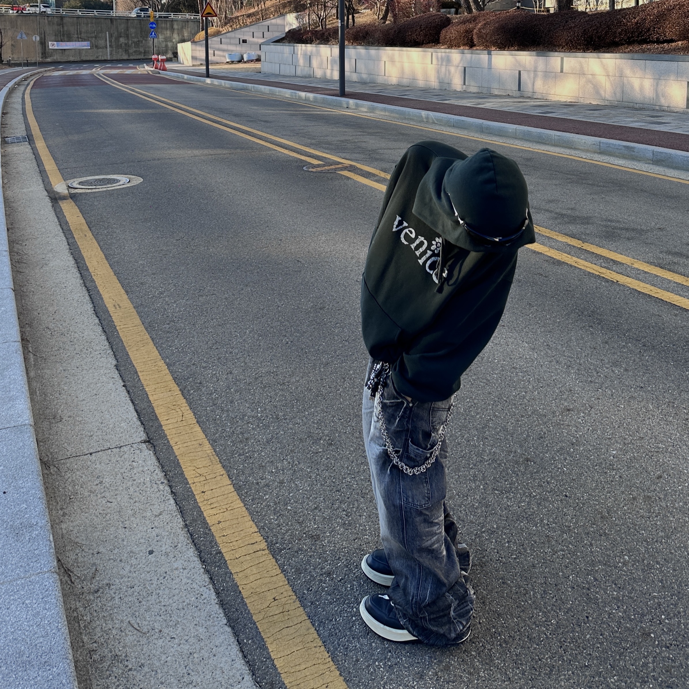 ERL Venice Hoodie Black, Converse x Drkshdw Turbowpn Black Cream 착용 스타일