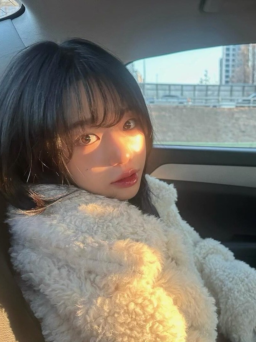 BEMUSE MANSION Toggle Fur Jacket Ivory, Haveless Vietta Faux Fur Coat White 착용 스타일 - 2