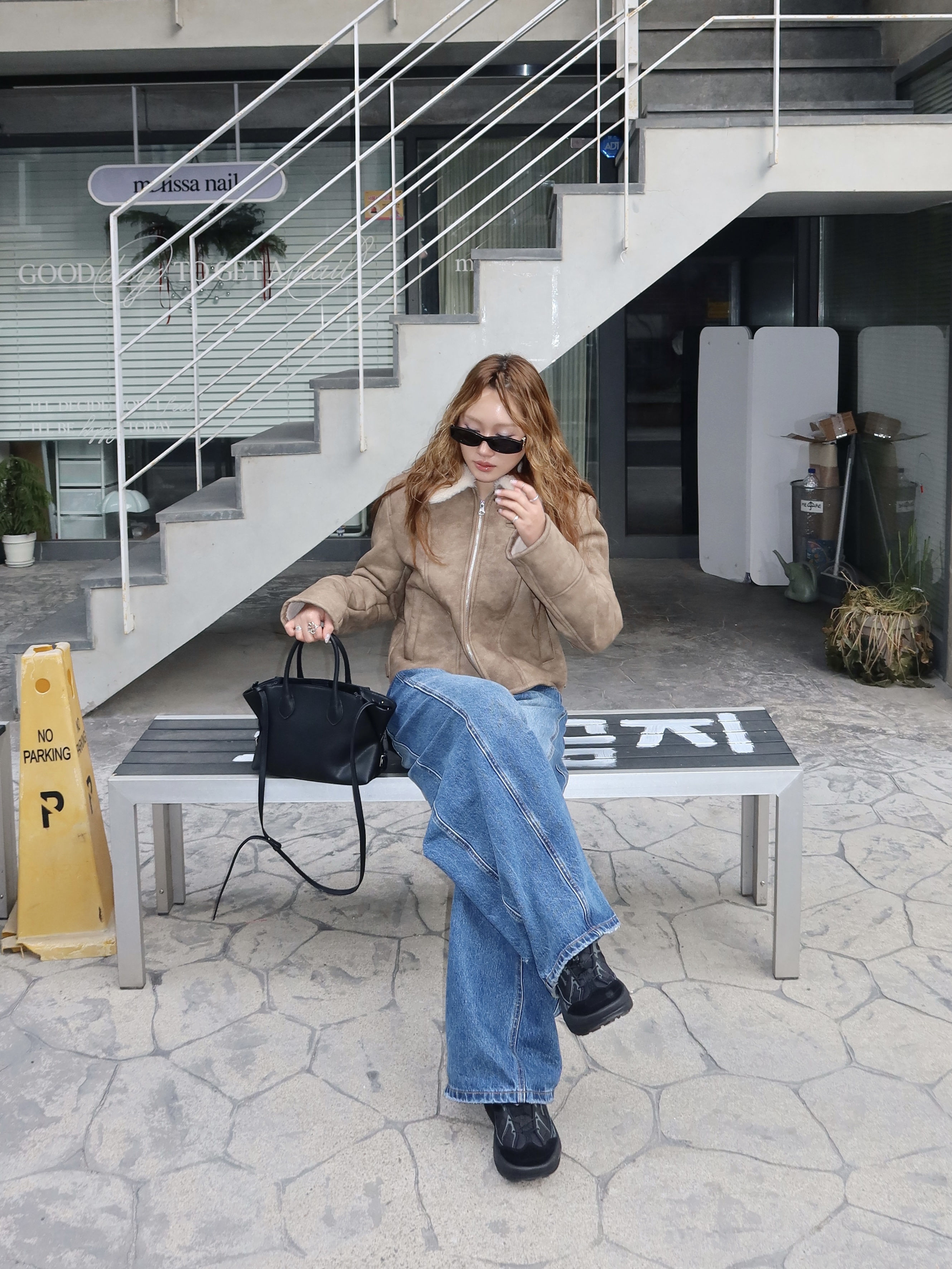 (W) Miu Miu Glimpse Sunglasses Slate Grey Lenses Black Acetate 착용 스타일 - 1