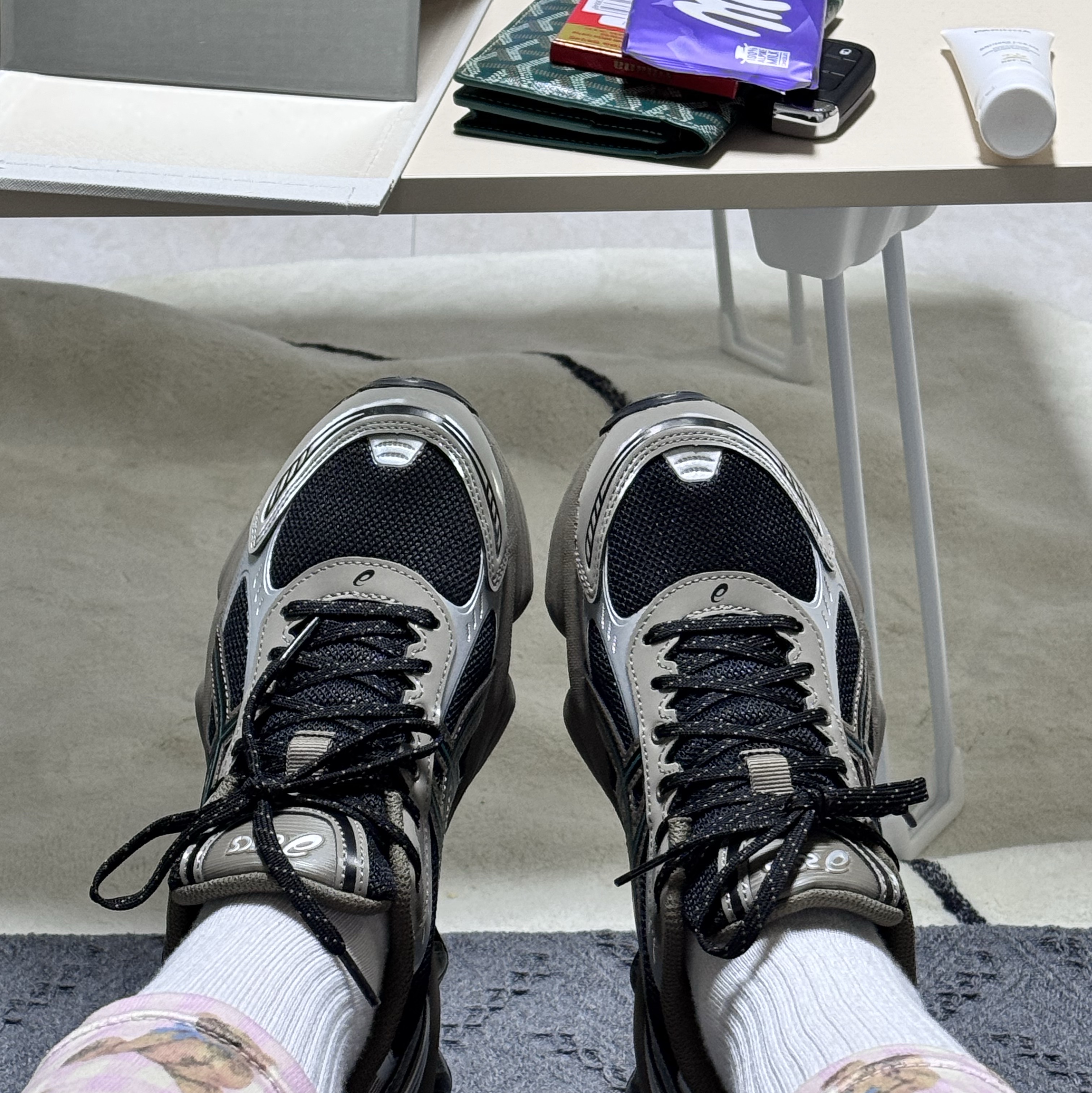 Asics Gel-Kinetic Fluent Black Dark Taupe 착용 스타일 - 2