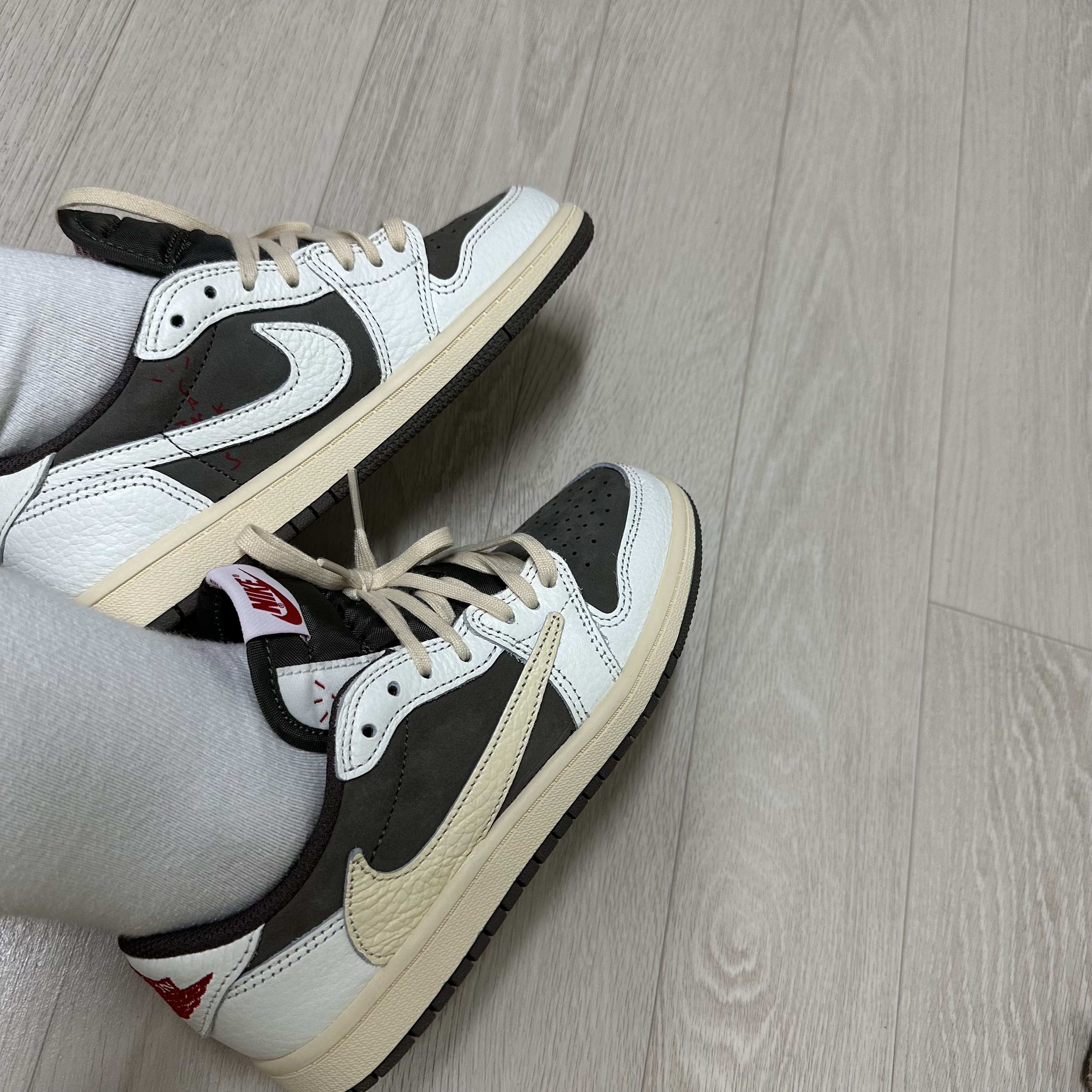 (PS) Jordan 1 x Travis Scott Retro Low OG SP Sail and Ridgerock, (PS) Jordan 1 x Travis Scott Retro Low OG SP Medium Olive 착용 스타일 - 1