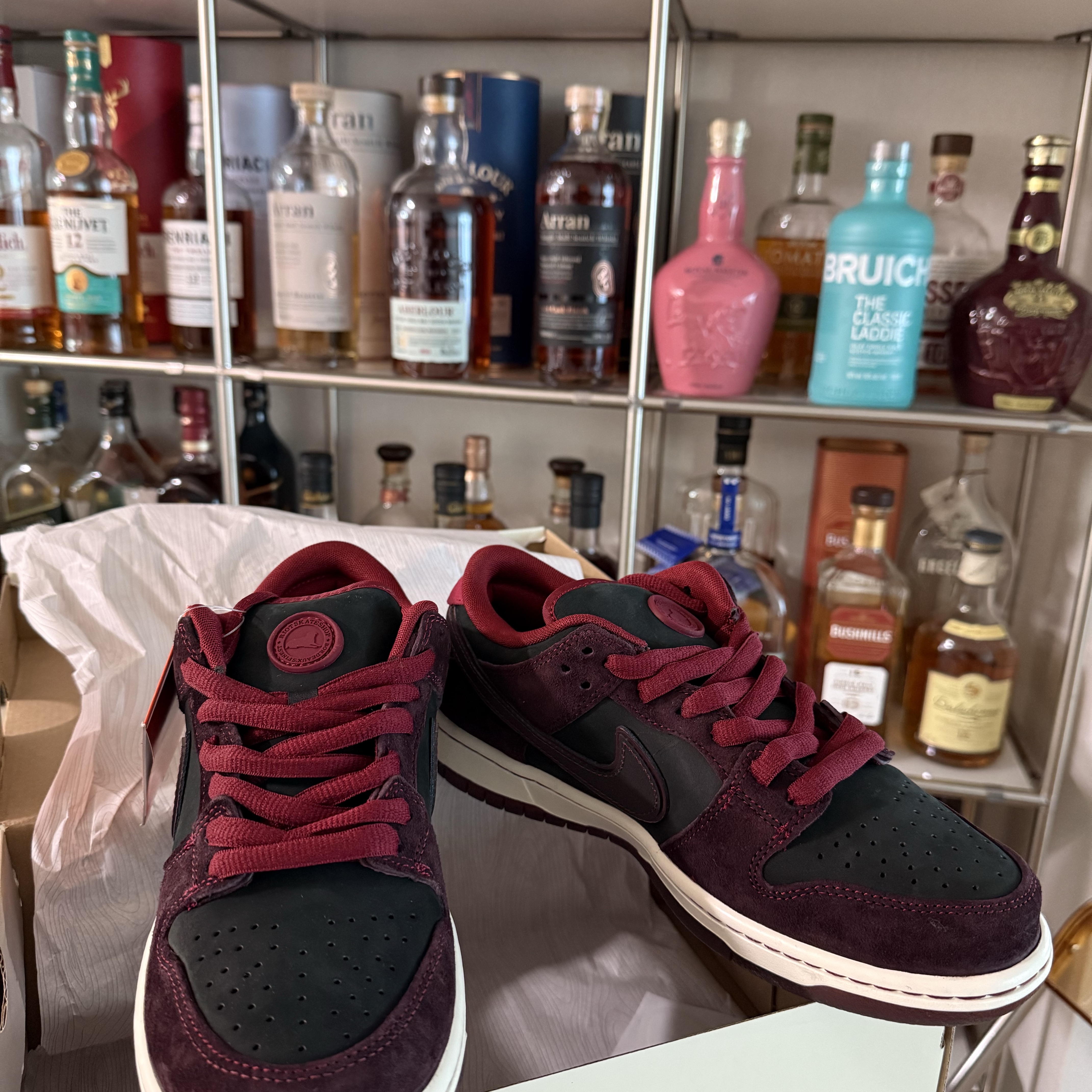 Nike x Riot Skateshop SB Dunk Low Pro Mahogany and Team Red 착용 스타일