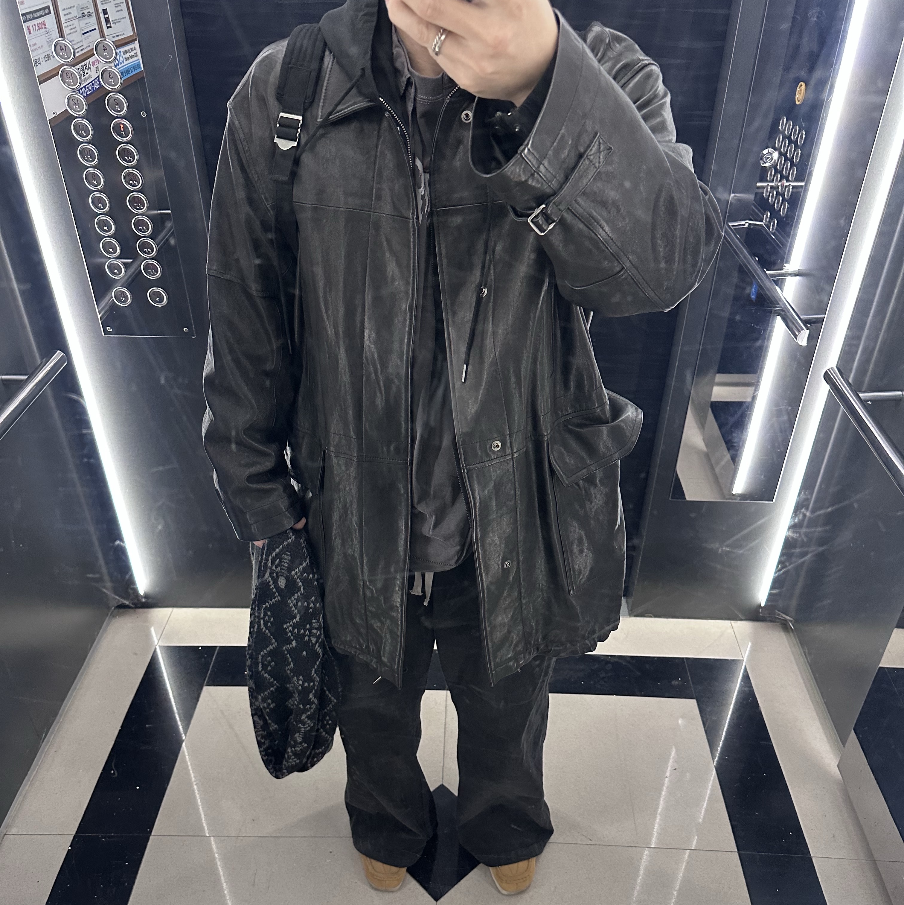 Polyteru Lambskin Car Coat Black, Polyteru Heavy Front Cargo Pajama Charcoal 착용 스타일