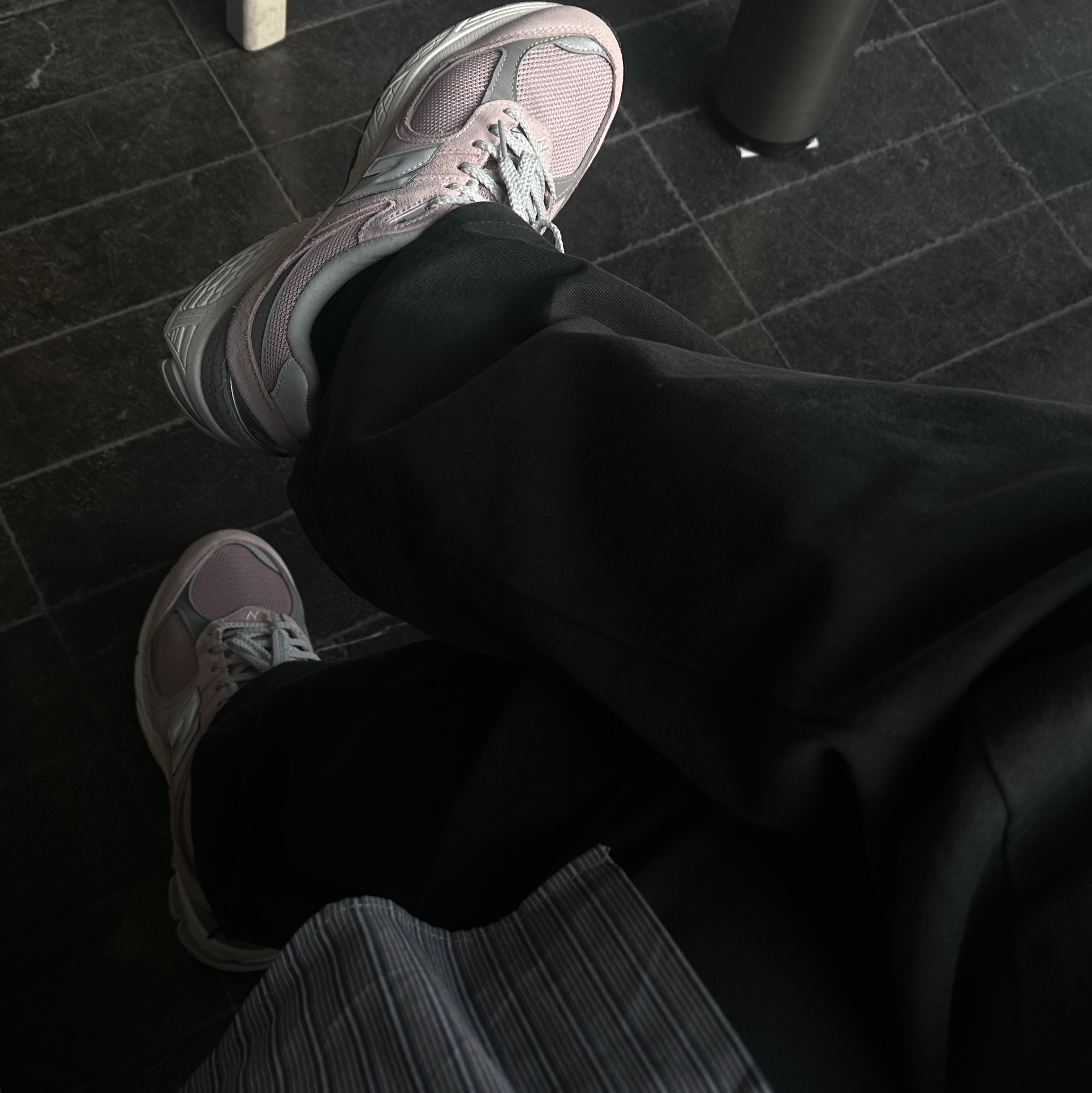 New Balance 2002R Orb Pink 착용 스타일