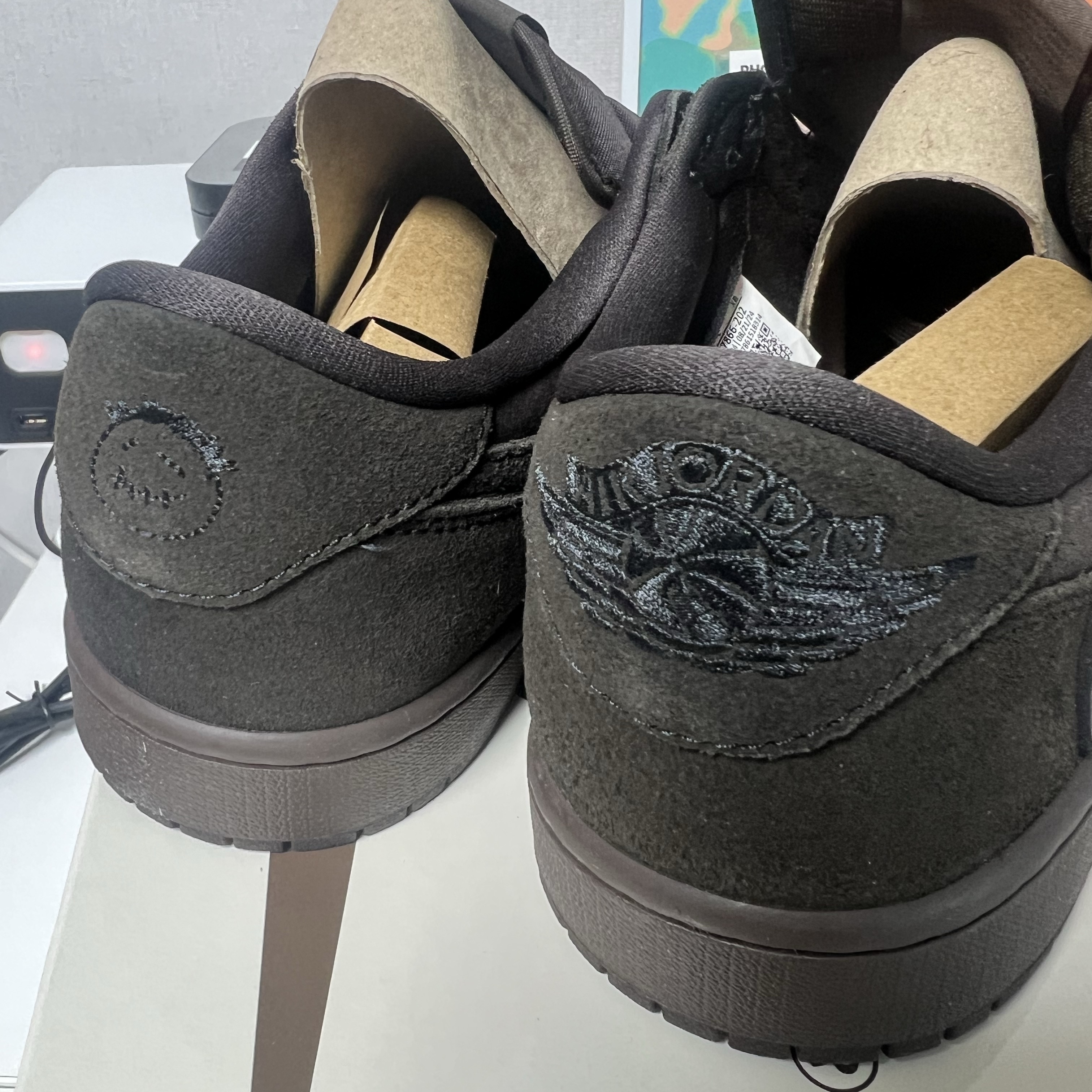 Jordan 1 x Travis Scott Retro Low OG SP Velvet Brown and Dark Mocha 착용 스타일 - 3
