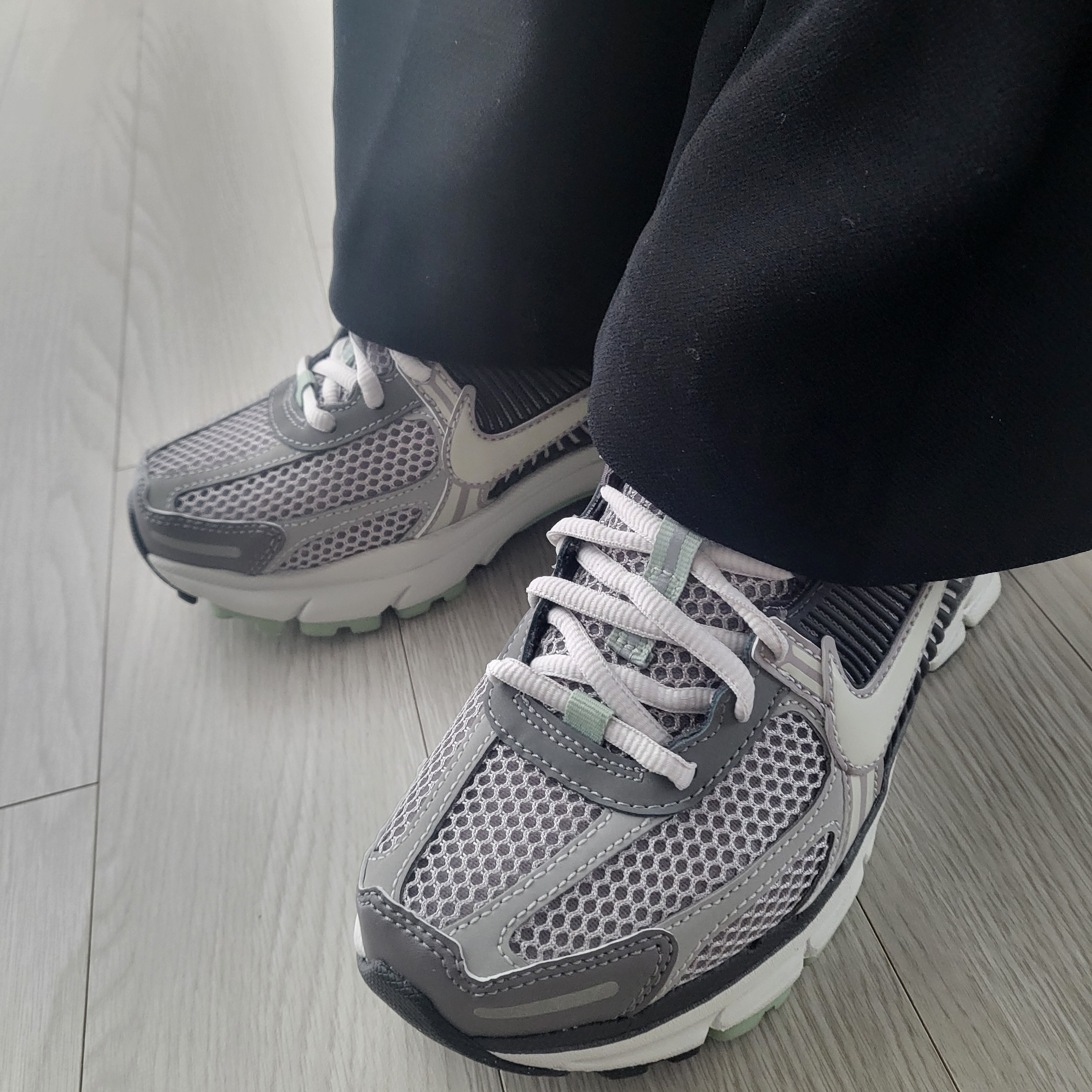 (W) Nike Zoom Vomero 5 Cobblestone and Flat Pewter 착용 스타일 - 2