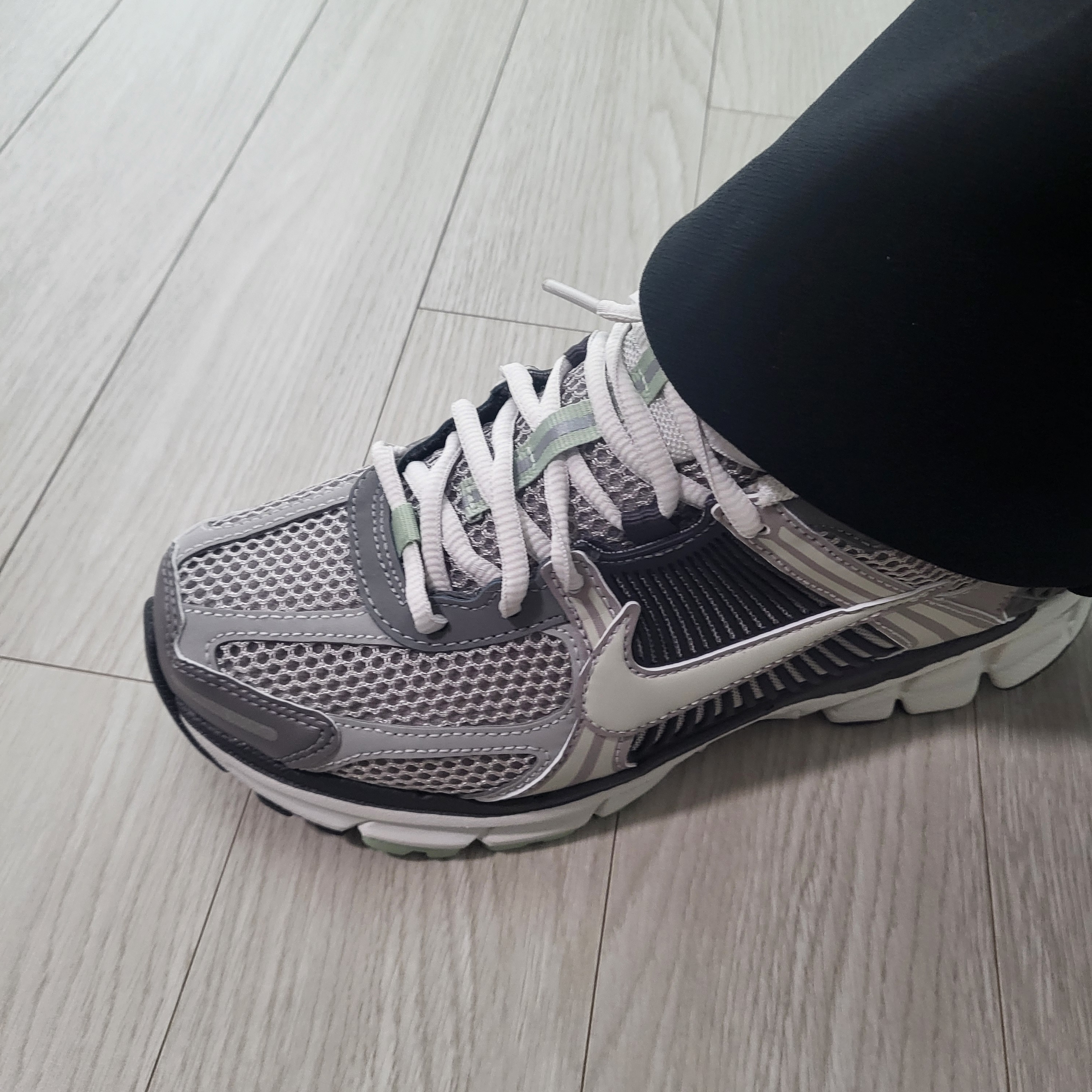 (W) Nike Zoom Vomero 5 Cobblestone and Flat Pewter 착용 스타일 - 3