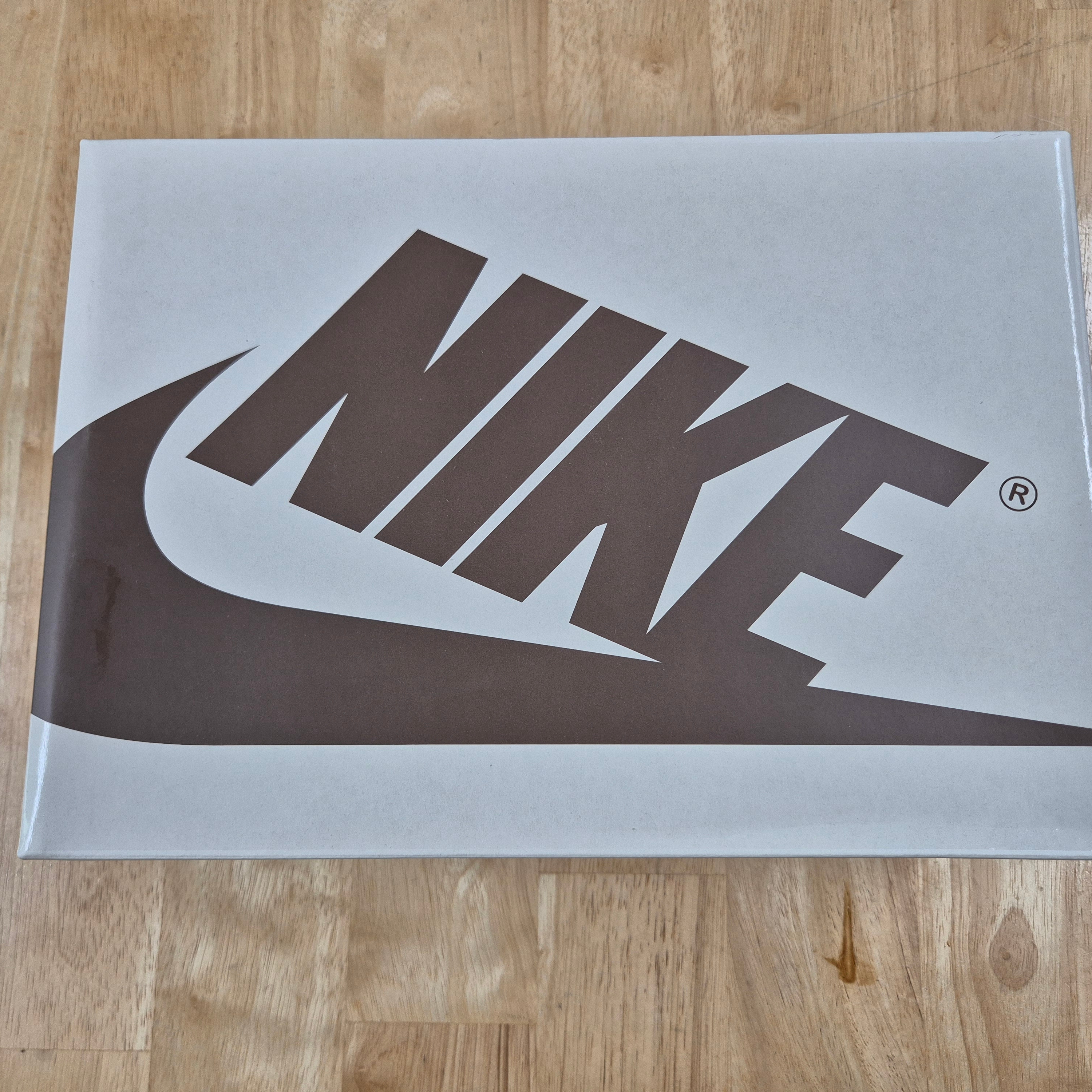 Jordan 1 x Travis Scott Retro Low OG SP Velvet Brown and Dark Mocha 착용 스타일 - 1