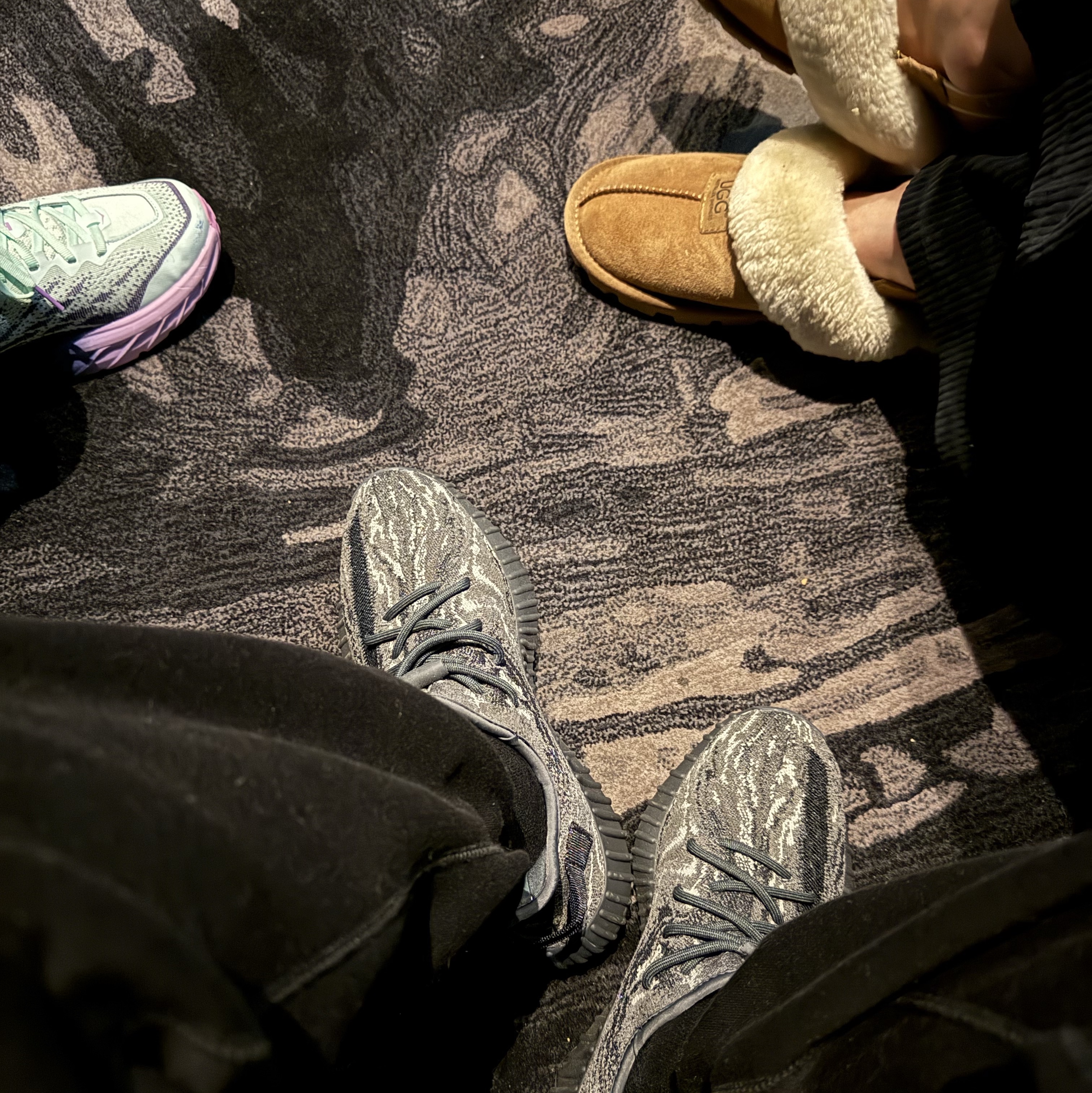Adidas Yeezy Boost 350 V2 MX Dark Salt, (W) Hoka Speedgoat 5 Sunlit Ocean Night Sky 착용 스타일