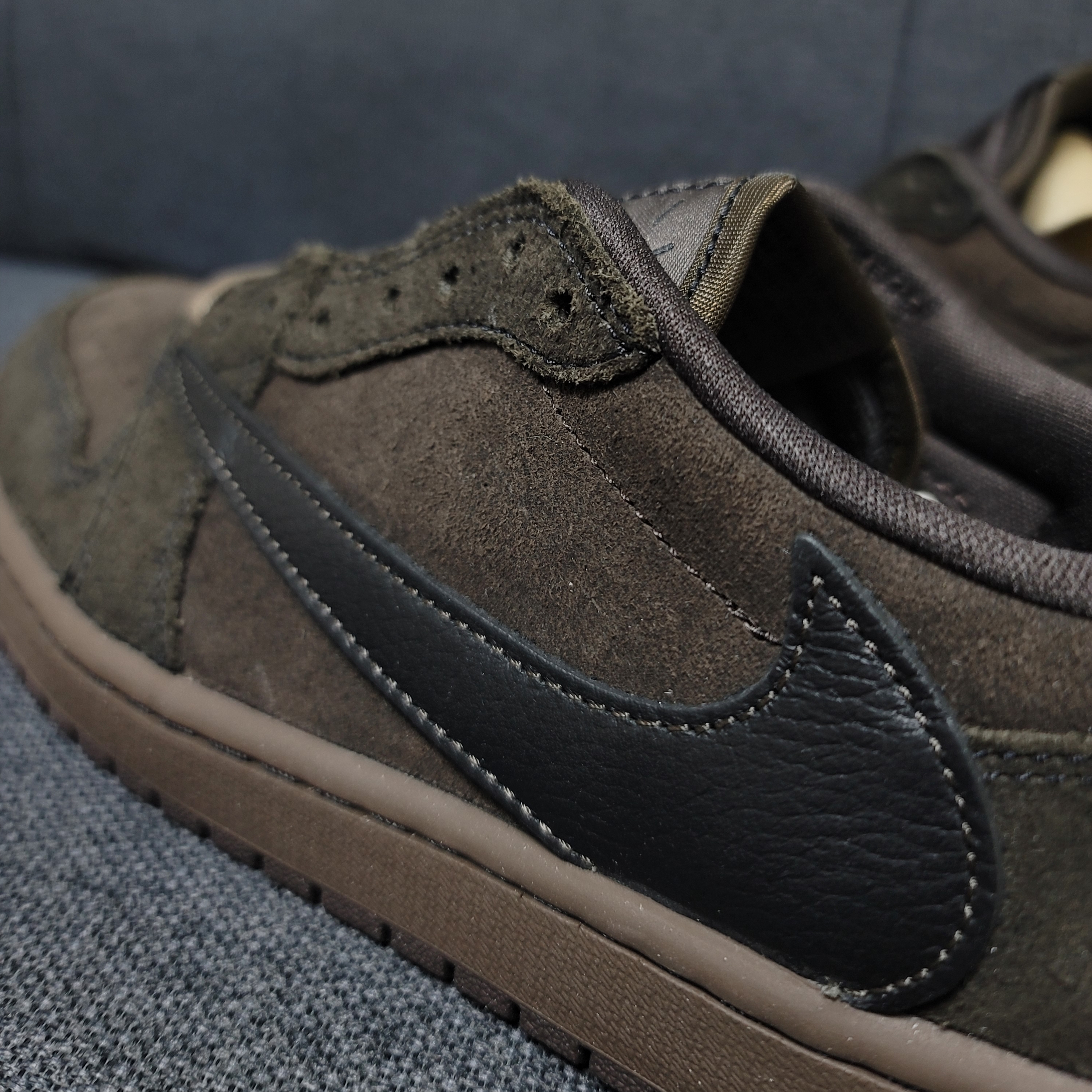 Jordan 1 x Travis Scott Retro Low OG SP Velvet Brown and Dark Mocha 착용 스타일 - 1