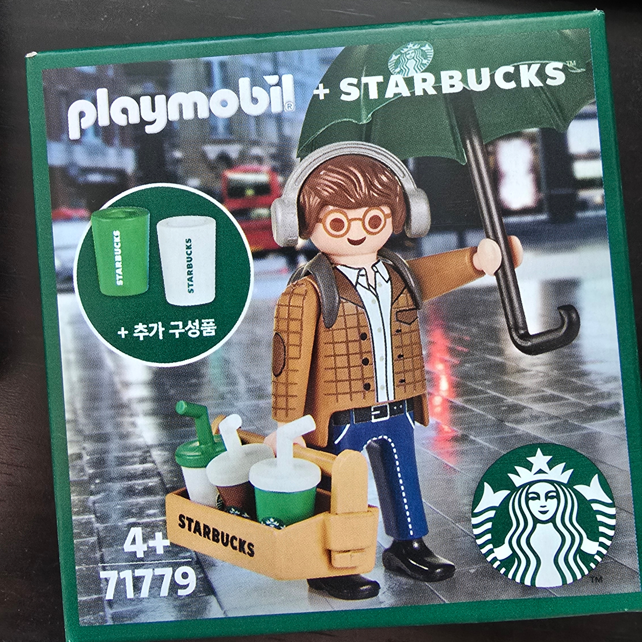 Starbucks x Playmobil Buddy Kim 착용 스타일
