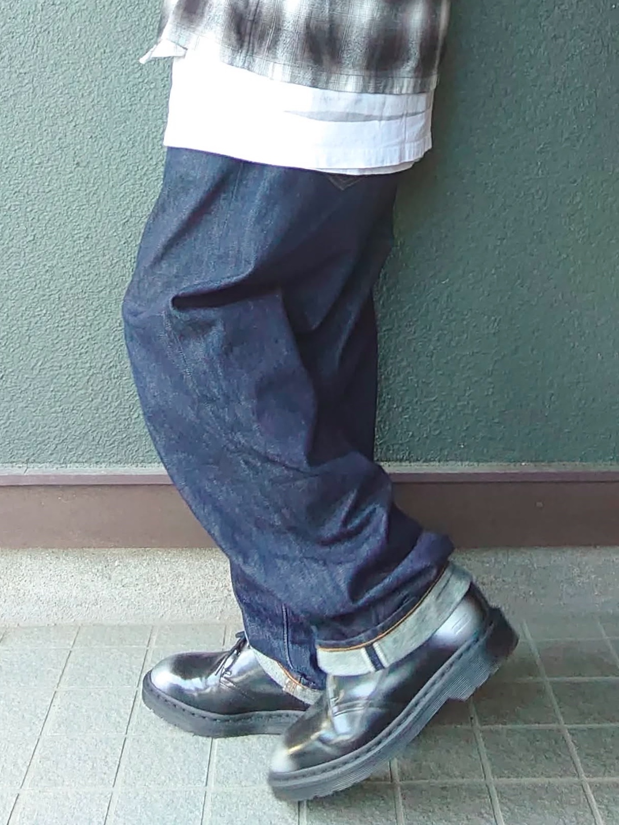 Dr. Martens x Supreme 1461 Gray Silver 착용 스타일 - 6