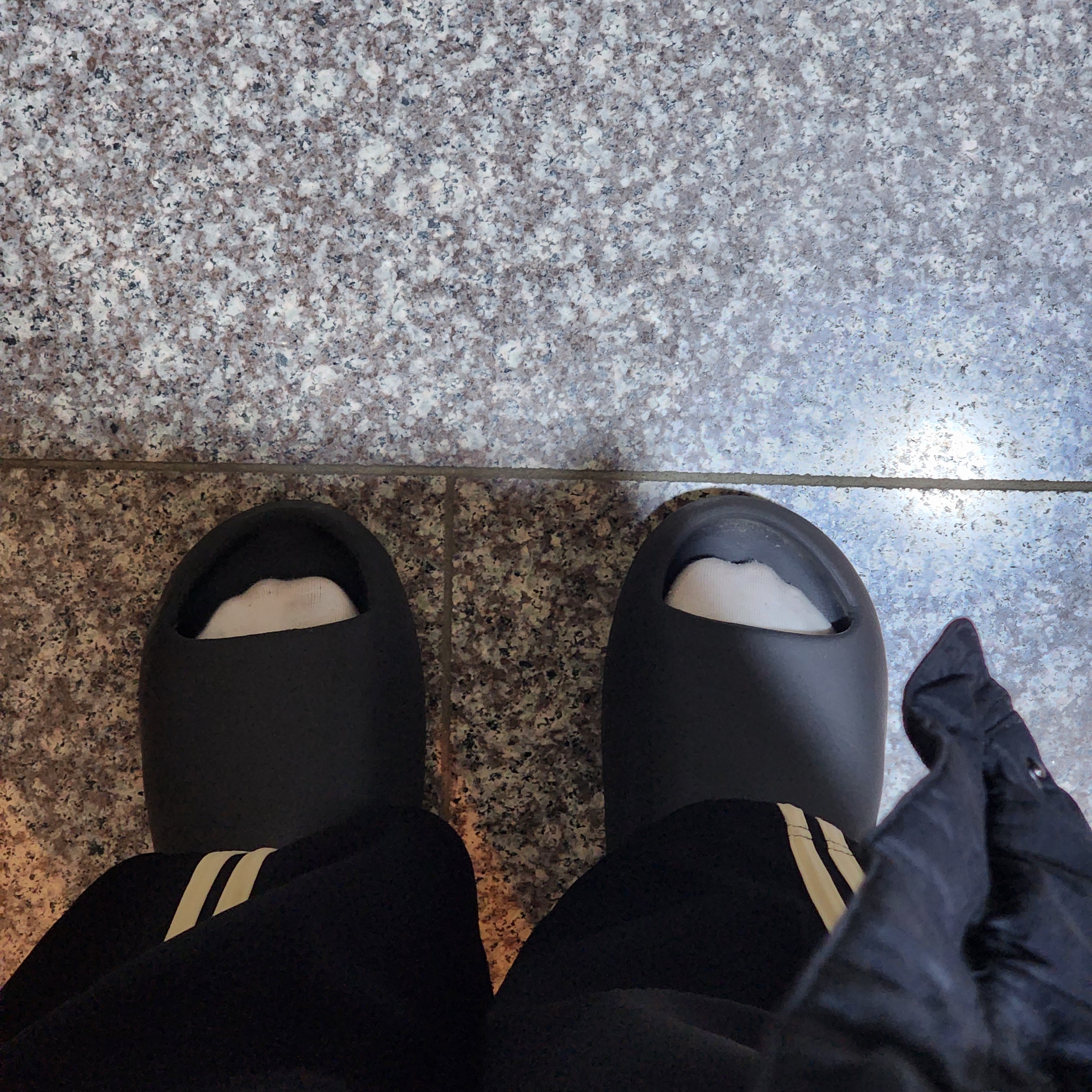 Adidas Yeezy Slide Onyx 착용 스타일