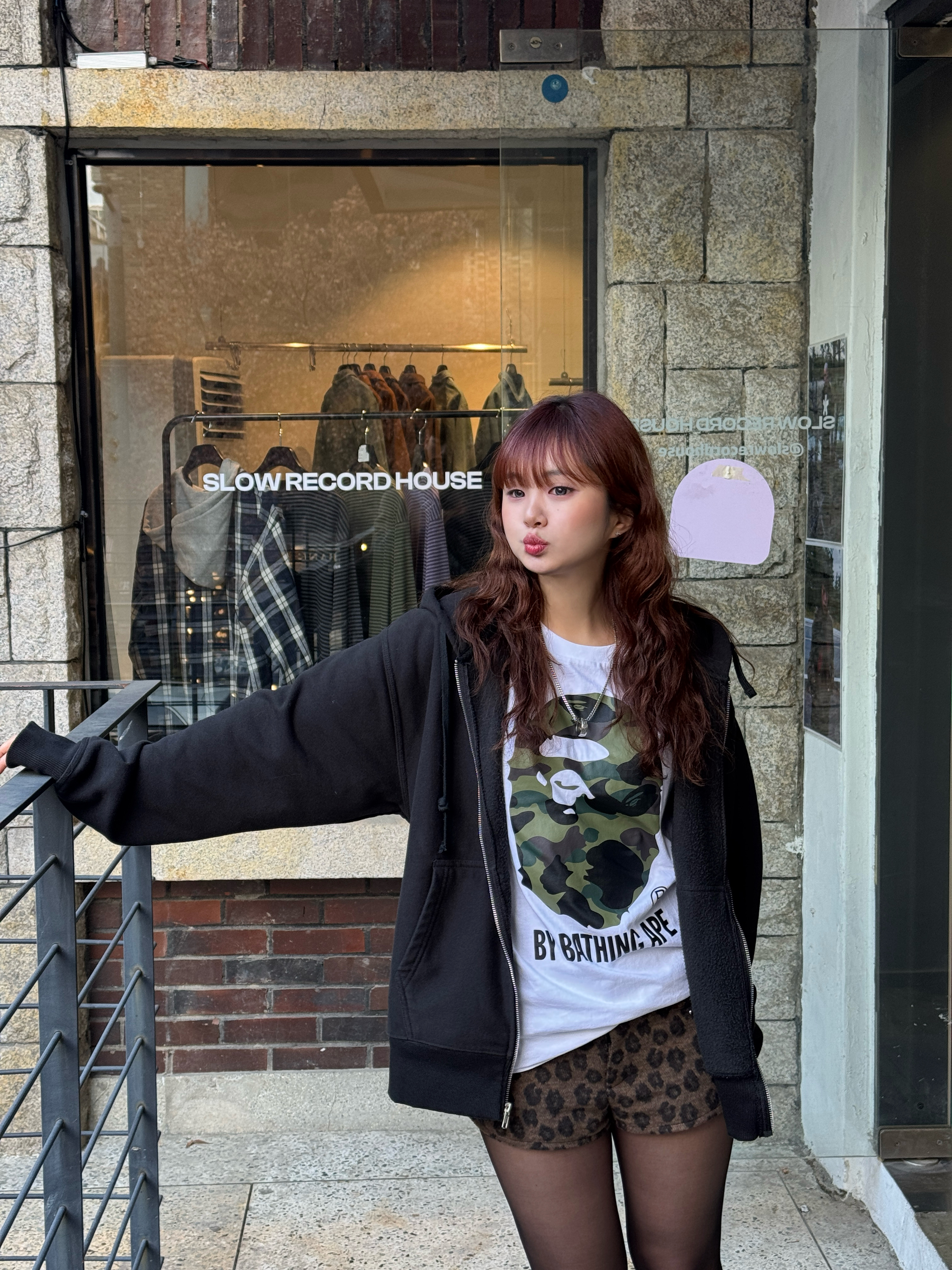 BAPE City Camo By Bathing Ape T-Shirt White Black, Stussy Ist Venus Zip Hoodie Black 착용 스타일 - 1