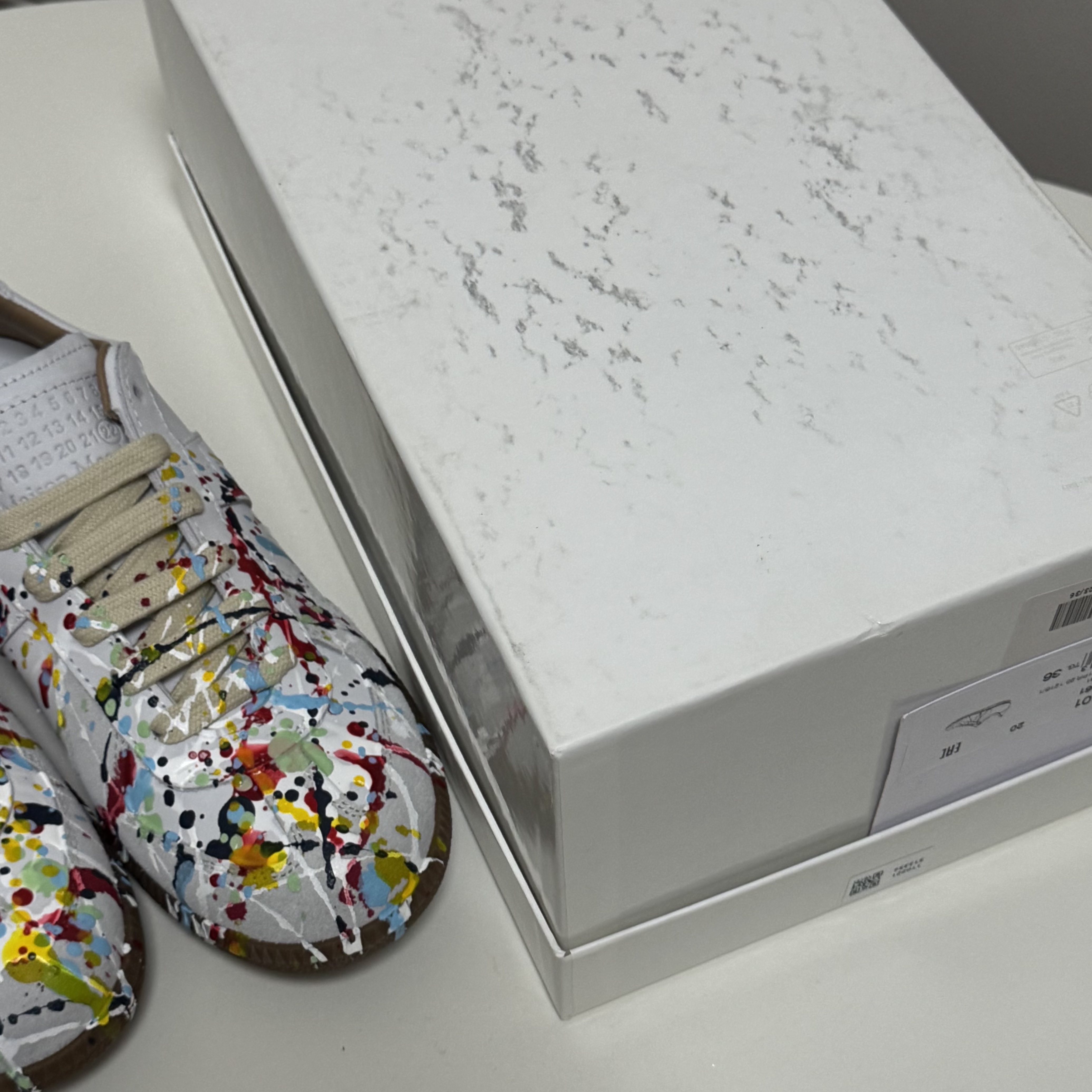 (W) Maison Margiela Replica Paint Drop Sneakers Grey 착용 스타일 - 2