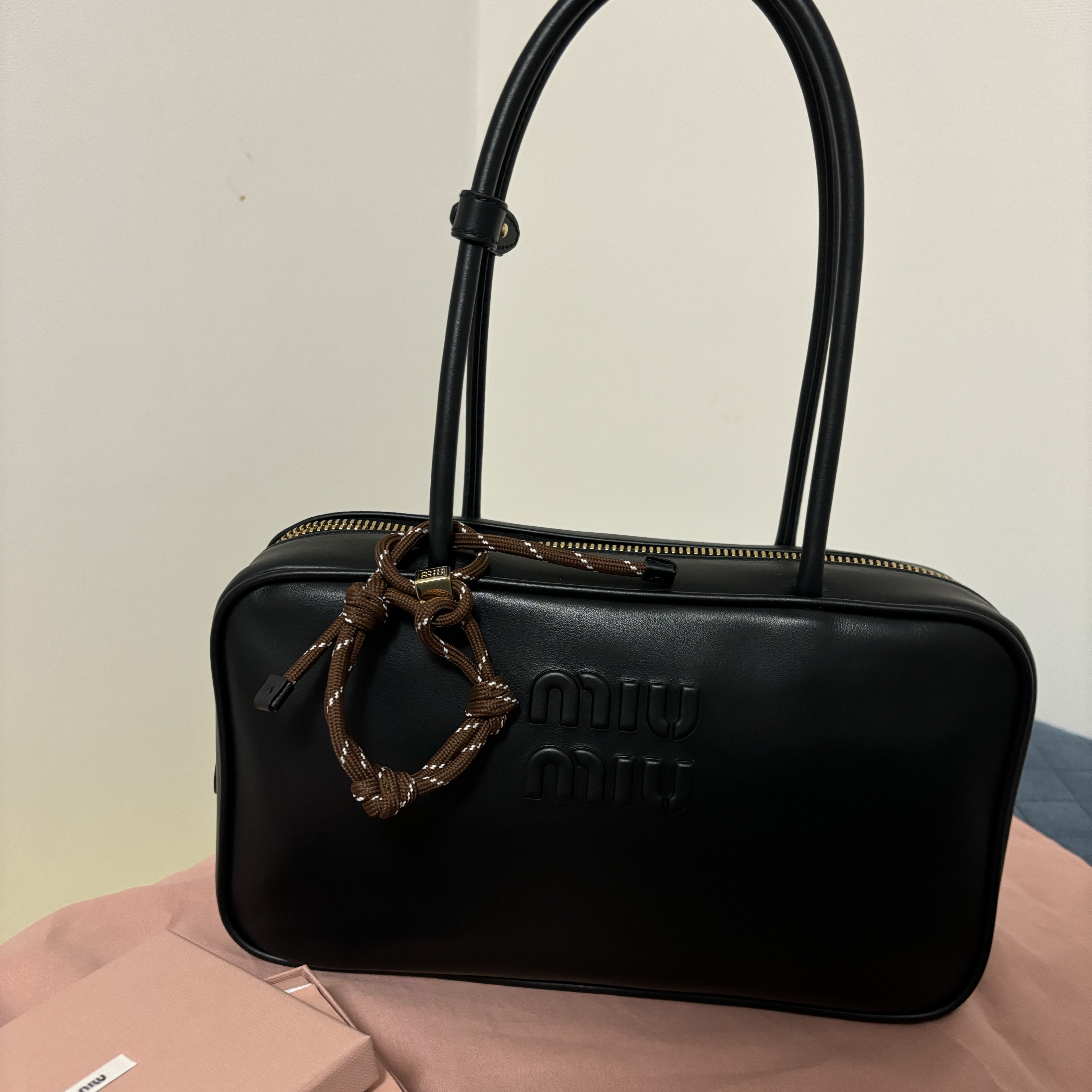 Miu Miu Leather Beau Bag Black 착용 스타일