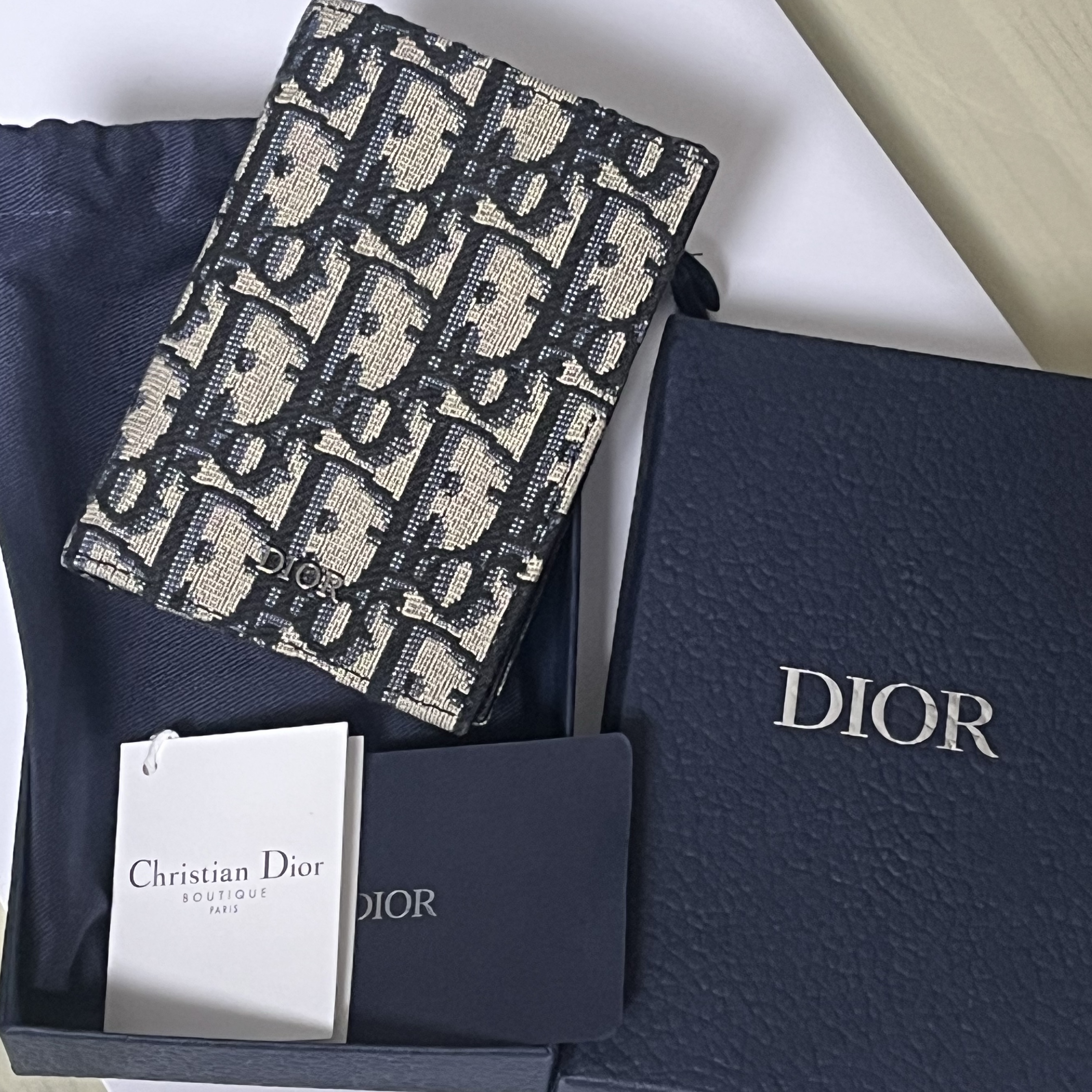 Dior Bi-Fold Card Holder Beige & Black Dior Oblique Jacquard 착용 스타일