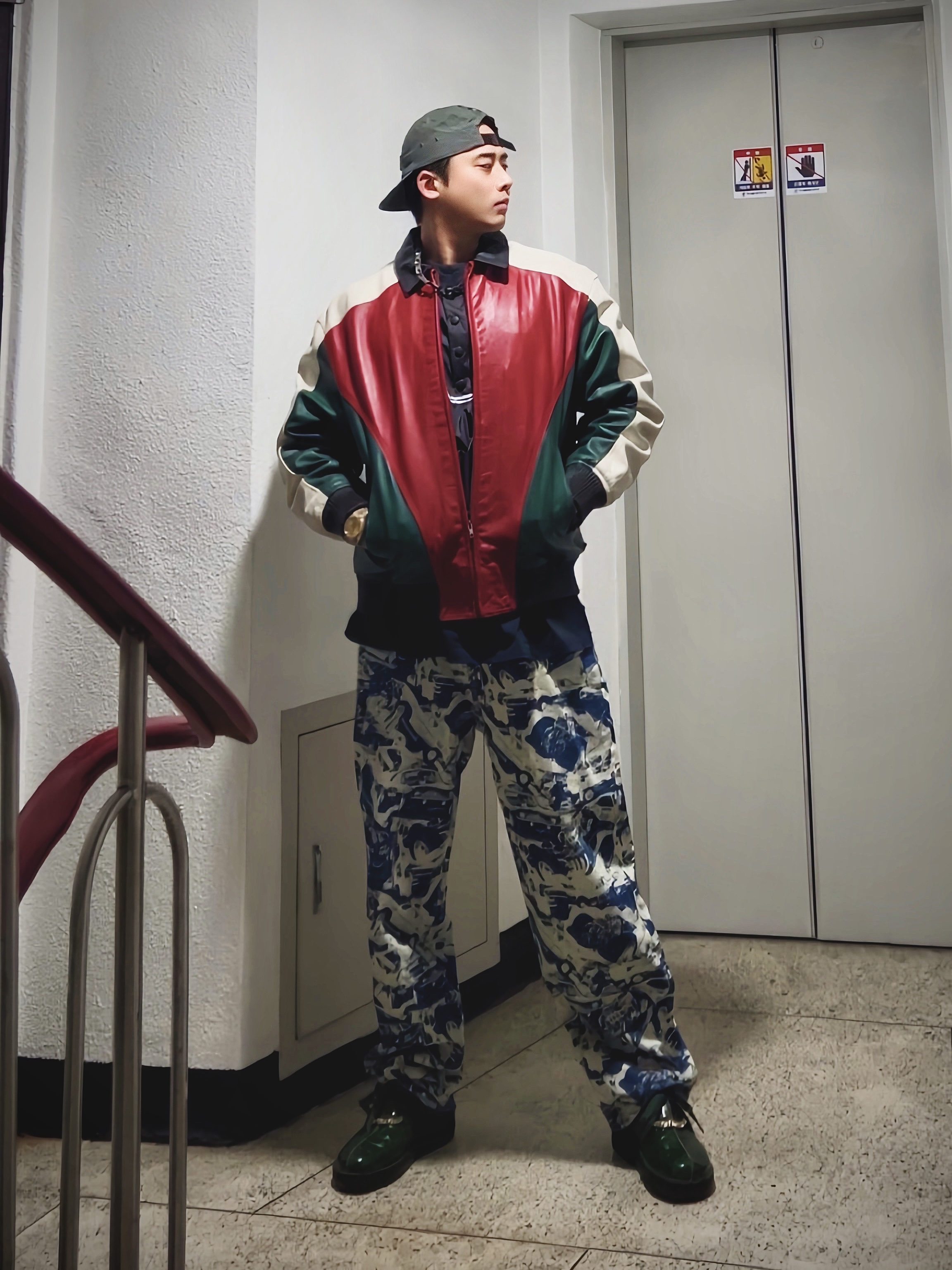 Supreme Waxed Cotton Camp Cap Olive - 23FW, Supreme Grinch T-Shirt Black - 24FW 착용 스타일 - 1