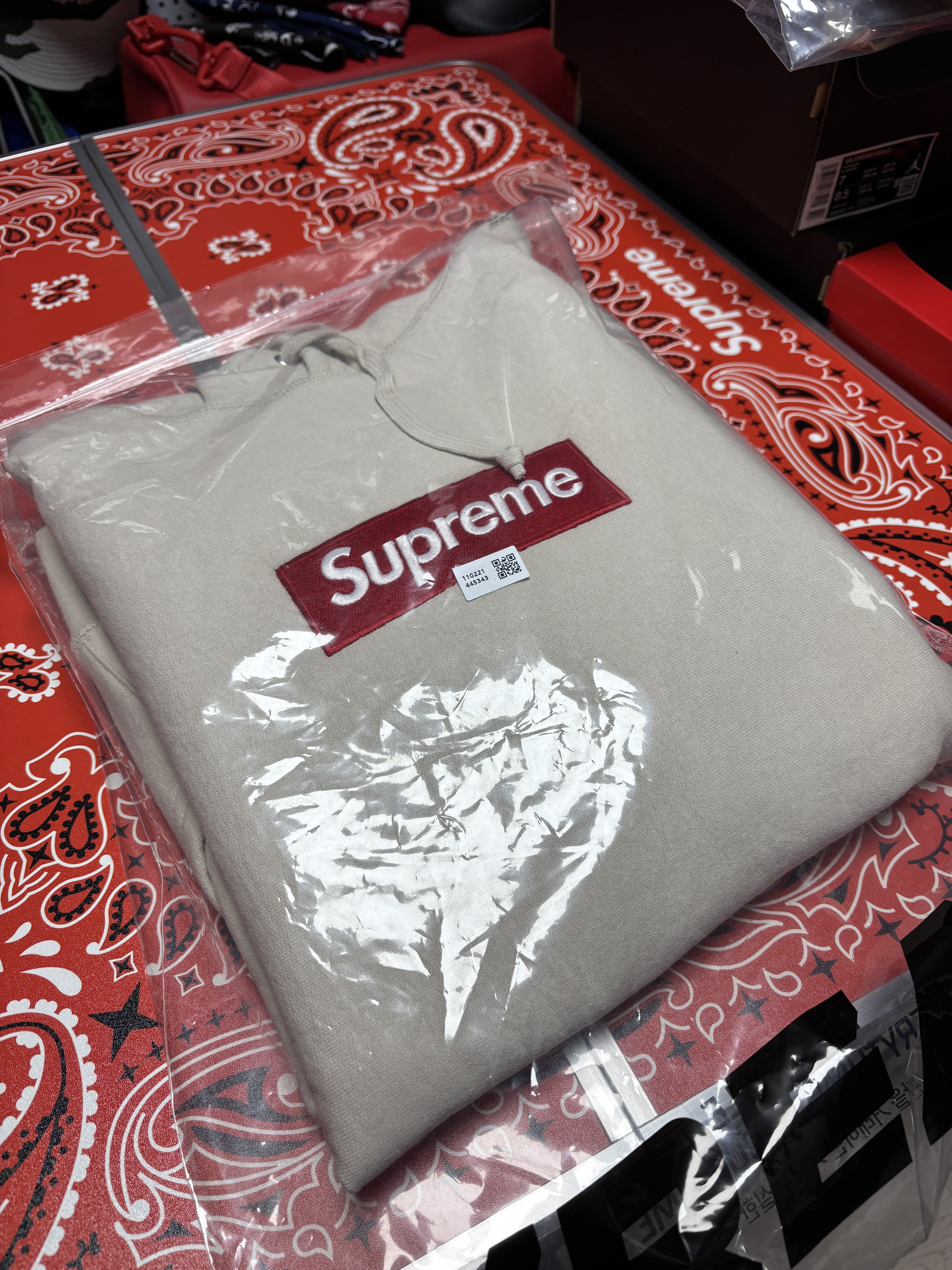 Supreme Fuzzy Camp Cap White - 24FW, Supreme Bottle Opener Keychain Silver - 24FW 착용 스타일 - 6
