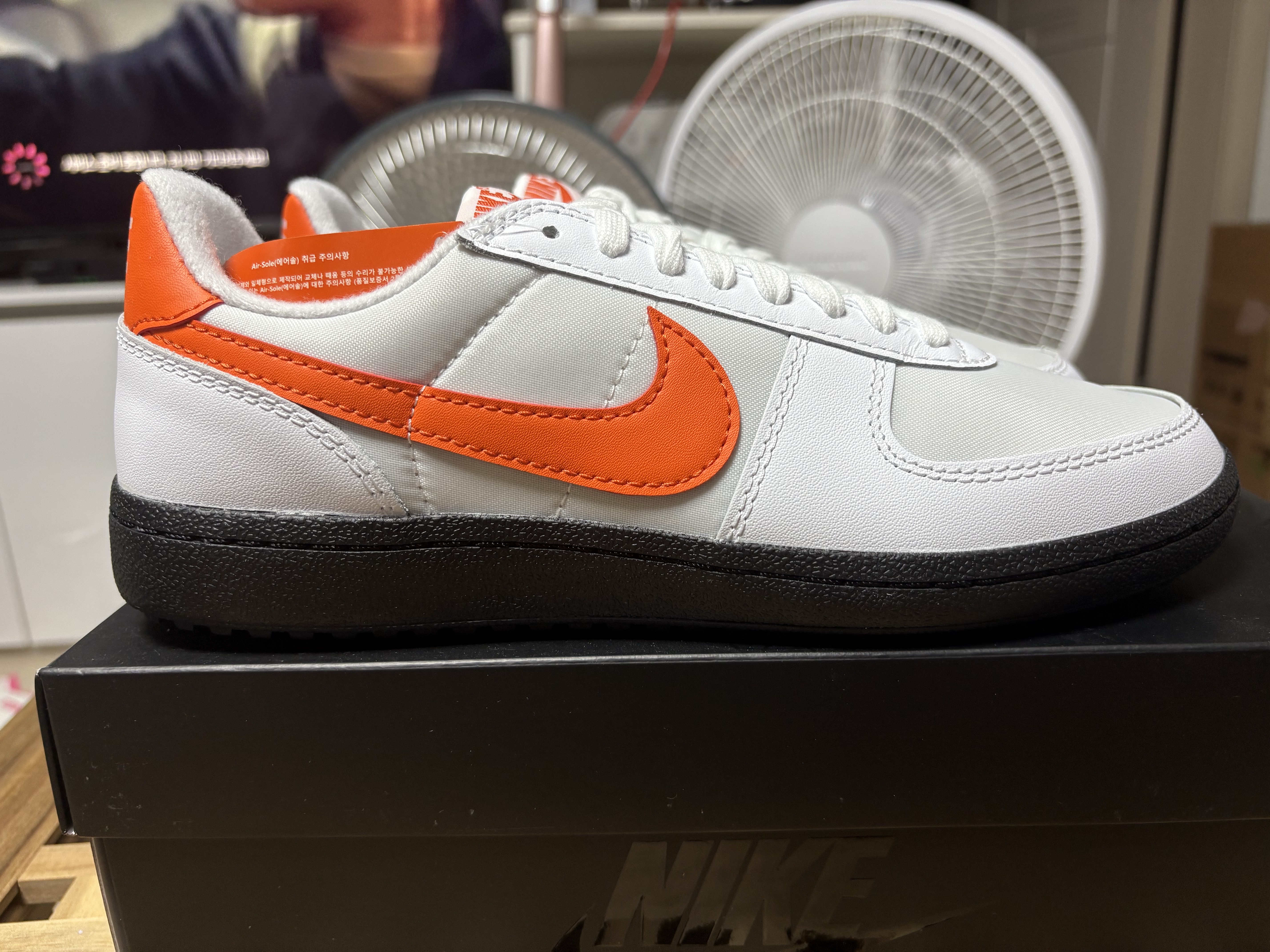 Nike Field General 82 SP White and Orange Blaze 착용 스타일 - 3