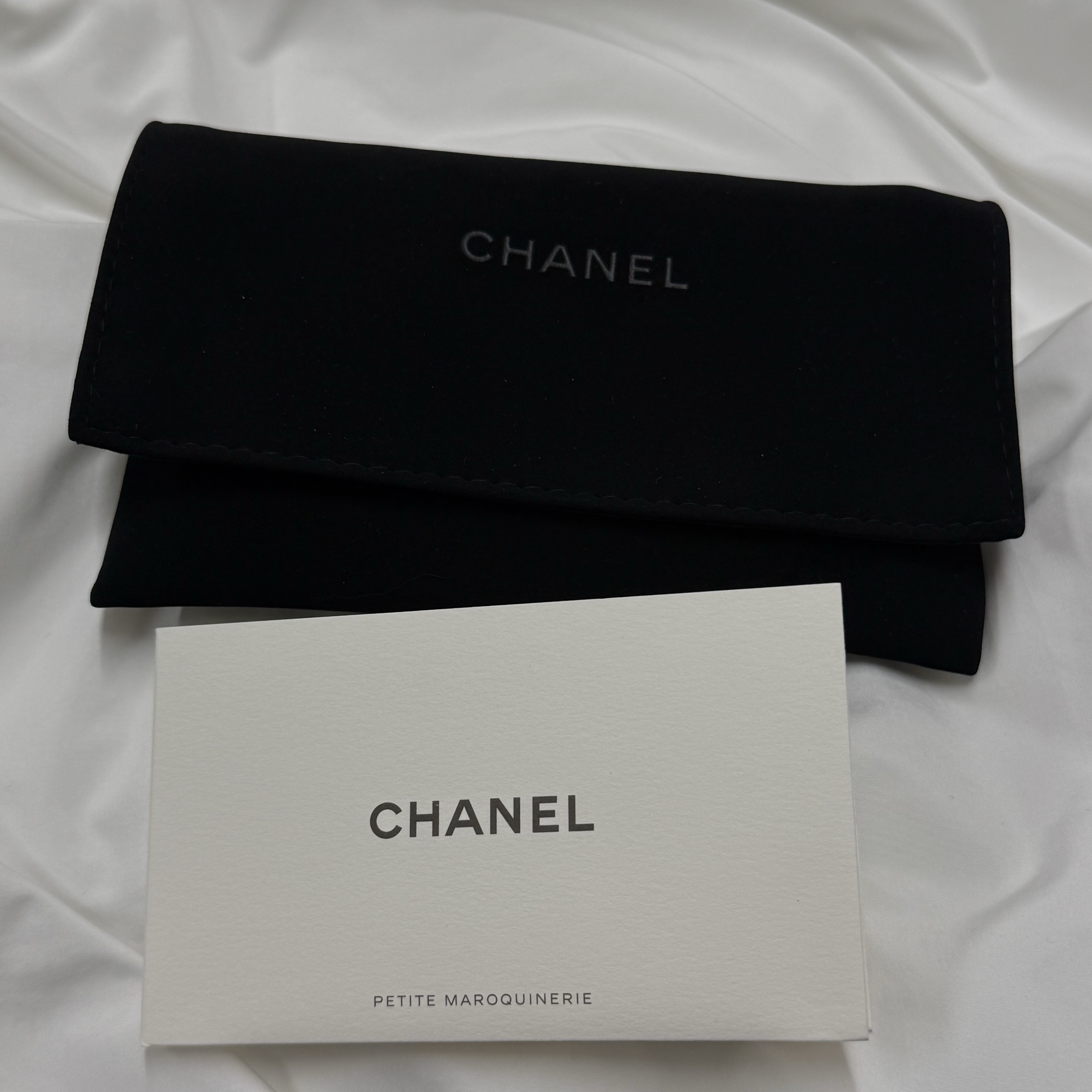 Chanel Classic Zipped Coin Purse Grained Calfskin & Silver Black 착용 스타일 - 2