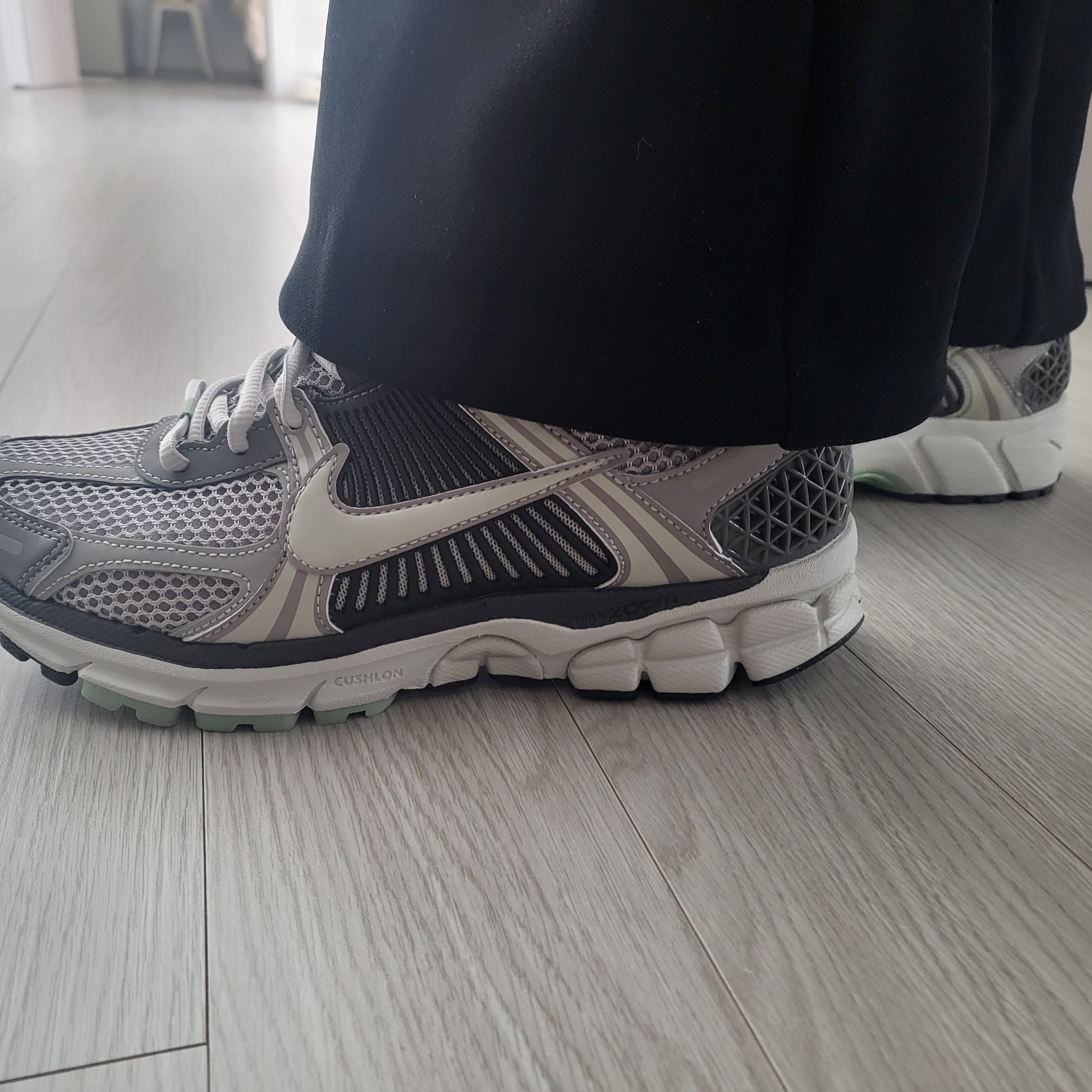 (W) Nike Zoom Vomero 5 Cobblestone and Flat Pewter 착용 스타일 - 1