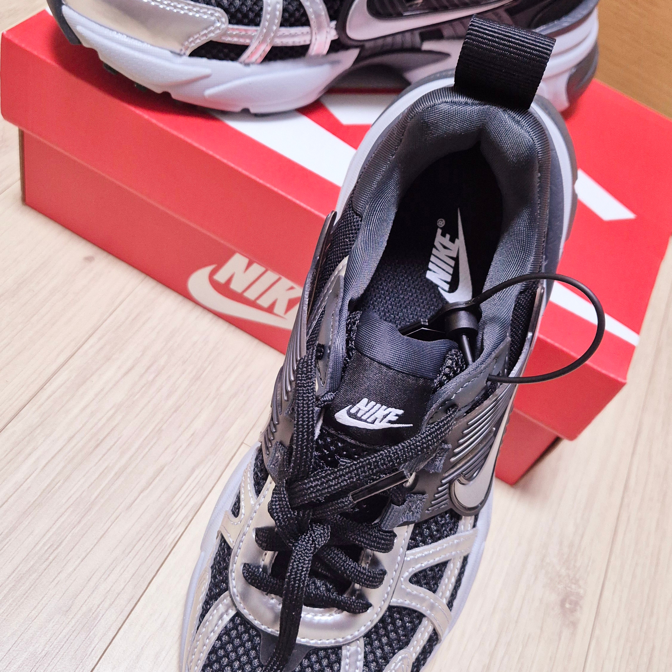 (W) Nike V2K Run Black Dark Smoke Grey 착용 스타일 - 2