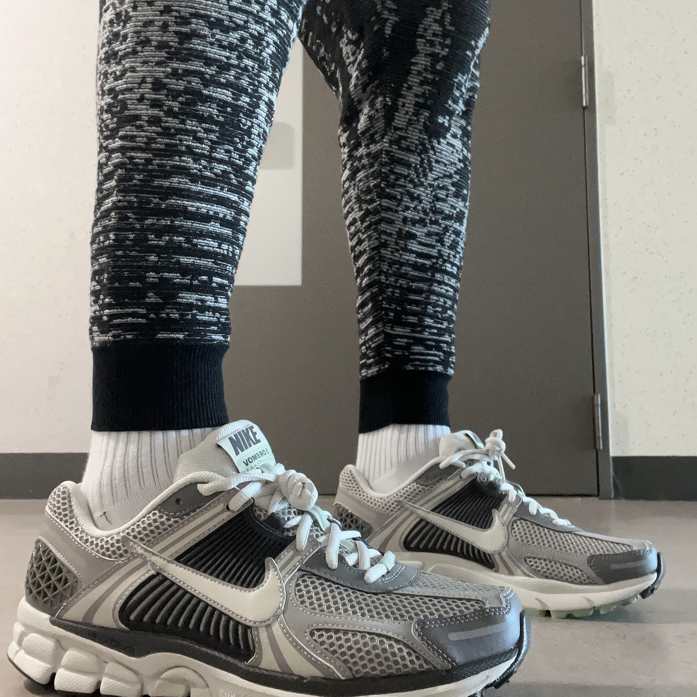 (W) Nike Zoom Vomero 5 Cobblestone and Flat Pewter 착용 스타일 - 2