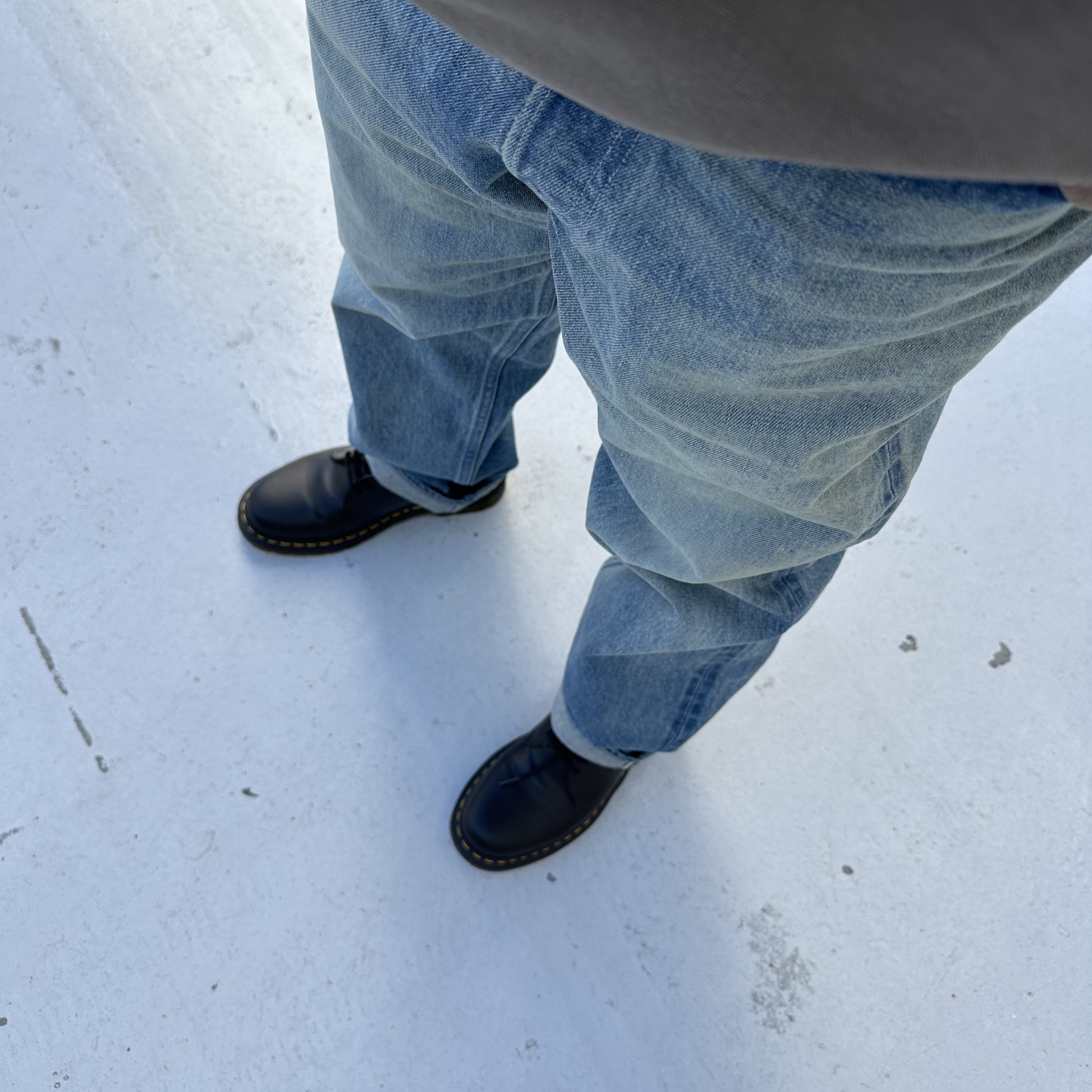 Auralee Selvedge Faded Heavy Denim Wide Pants Faded Indigo, Dr. Martens 1461 Smooth Black 착용 스타일