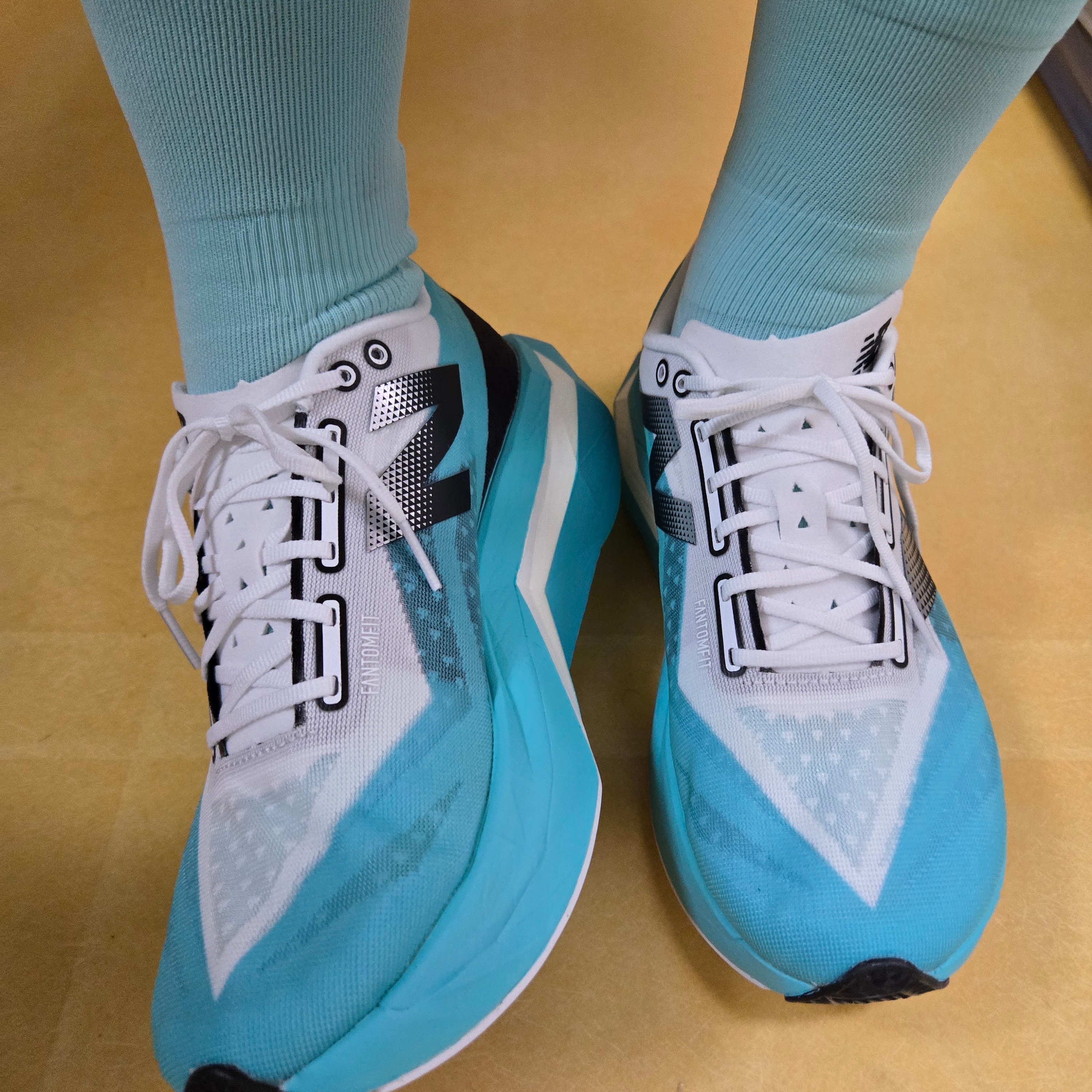New Balance Fuelcell Supercomp Elite v4 Cyber Jade White - D Standard 착용 스타일 - 2