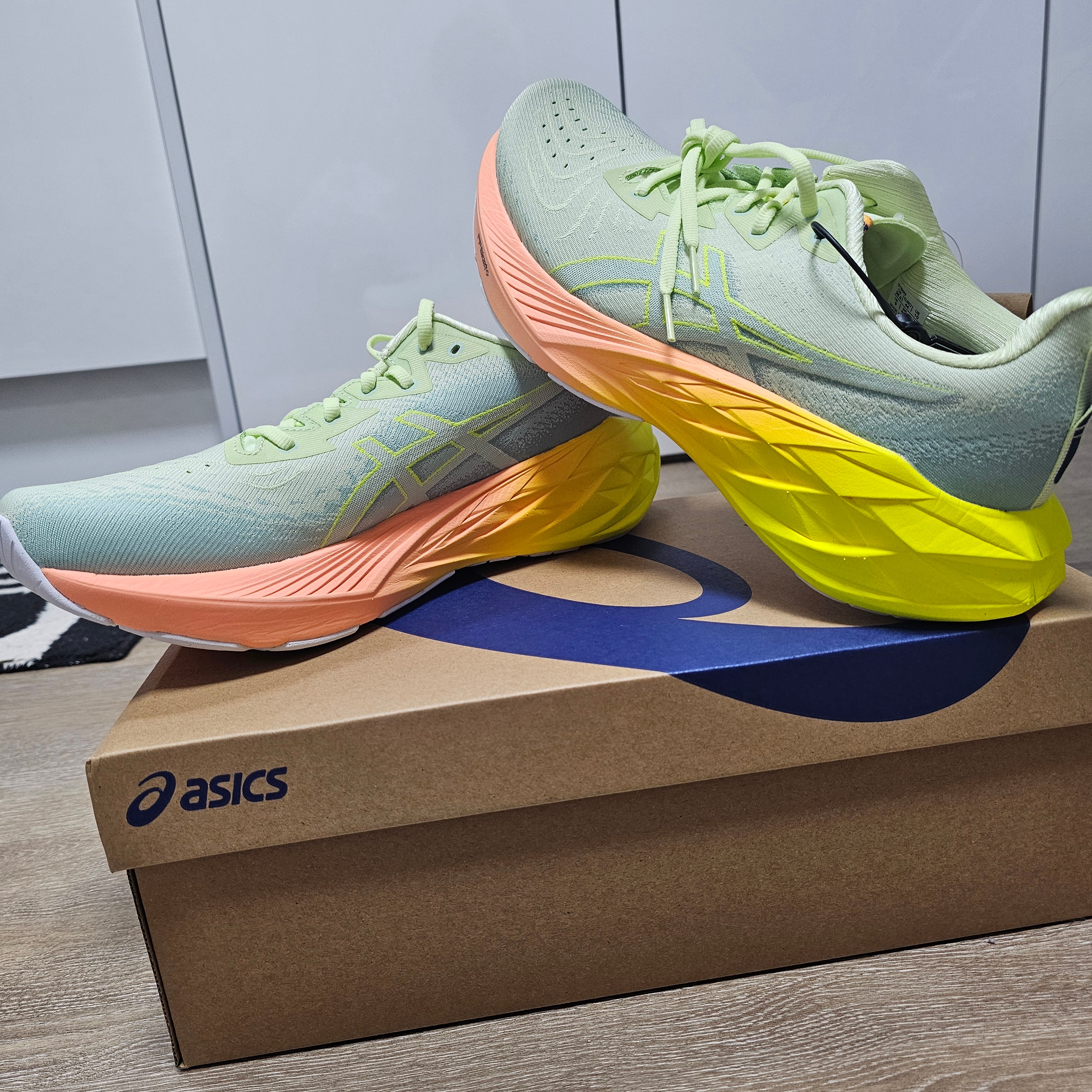 Asics Novablast 4 Cool Matcha Safety Yellow 착용 스타일