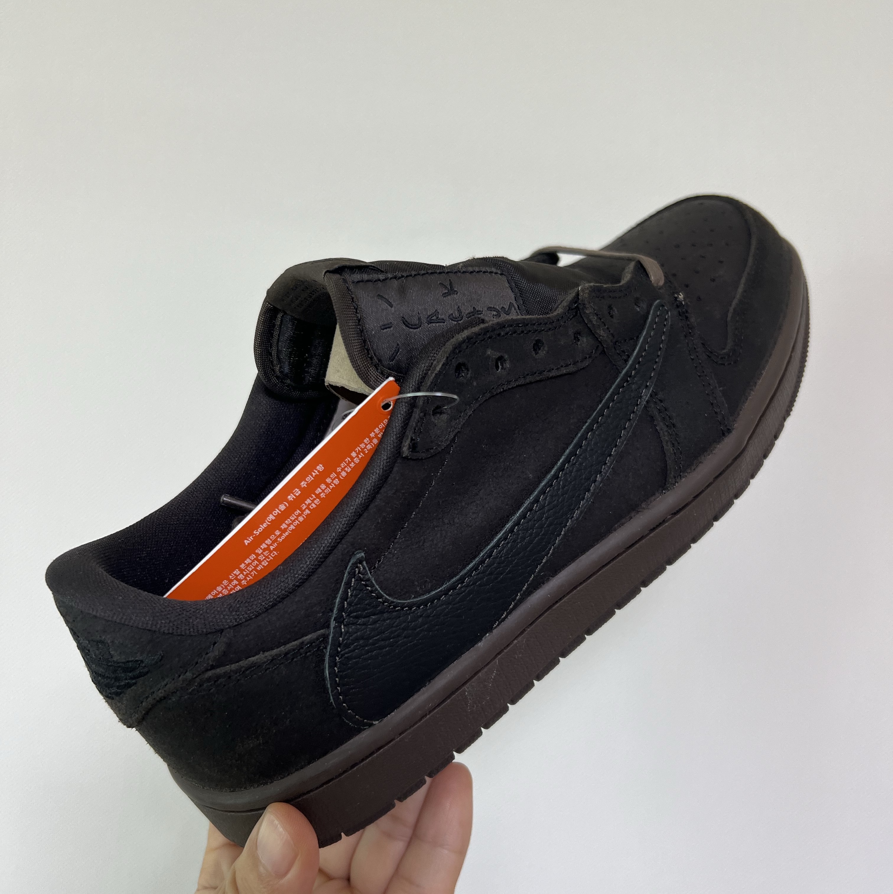 Jordan 1 x Travis Scott Retro Low OG SP Velvet Brown and Dark Mocha 착용 스타일 - 2
