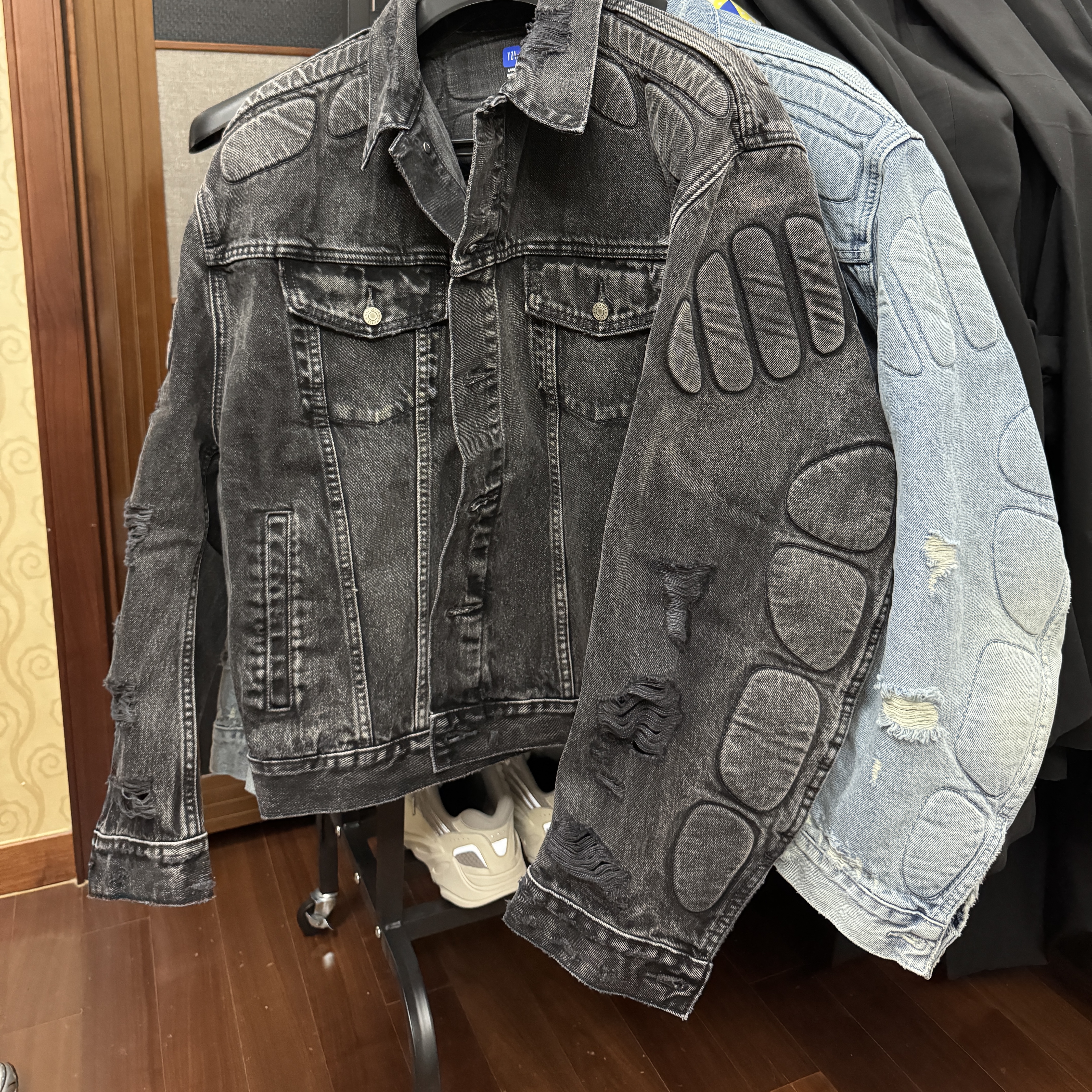 Yeezy Gap Engineered By Balenciaga Padded Denim Jacket Grey Wash, Nike x Tiffany & Co. Air Force 1 Low SP 1837 착용 스타일 - 2
