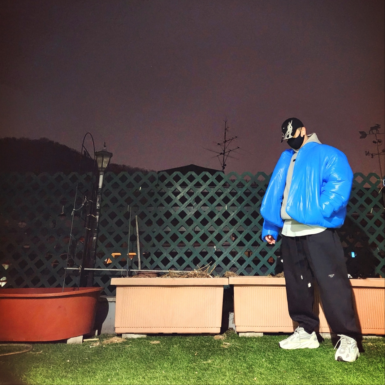 Yeezy Gap Engineered By Balenciaga Flame Cap Black, Essentials Pullover Hoodie Dark Heather Oatmeal - 24SS 착용 스타일 - 1