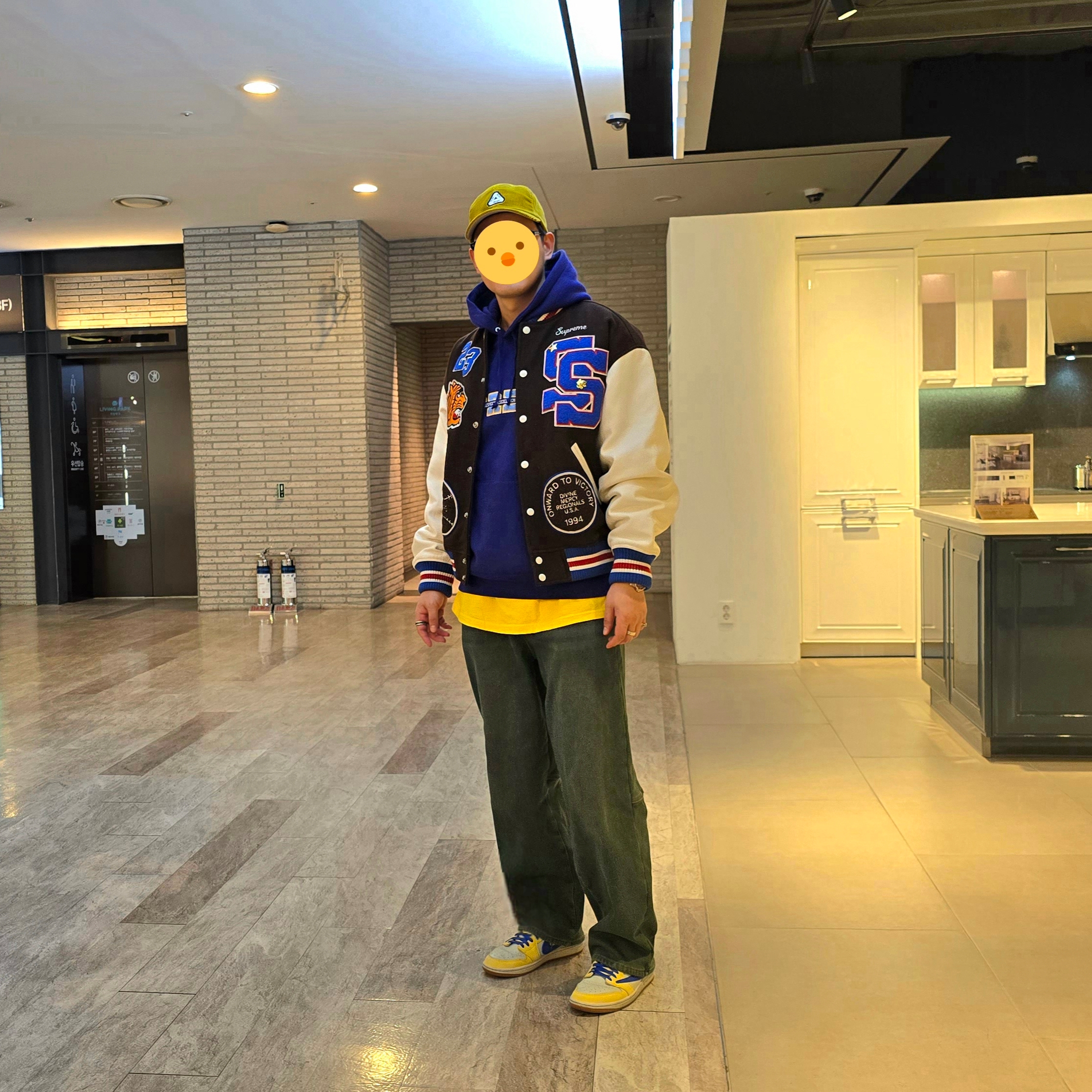 Supreme Tiger Varsity Jacket Brown - 23FW, Supreme Collegiate Acronym Hooded Sweatshirt Dark Royal - 24FW 착용 스타일 - 1