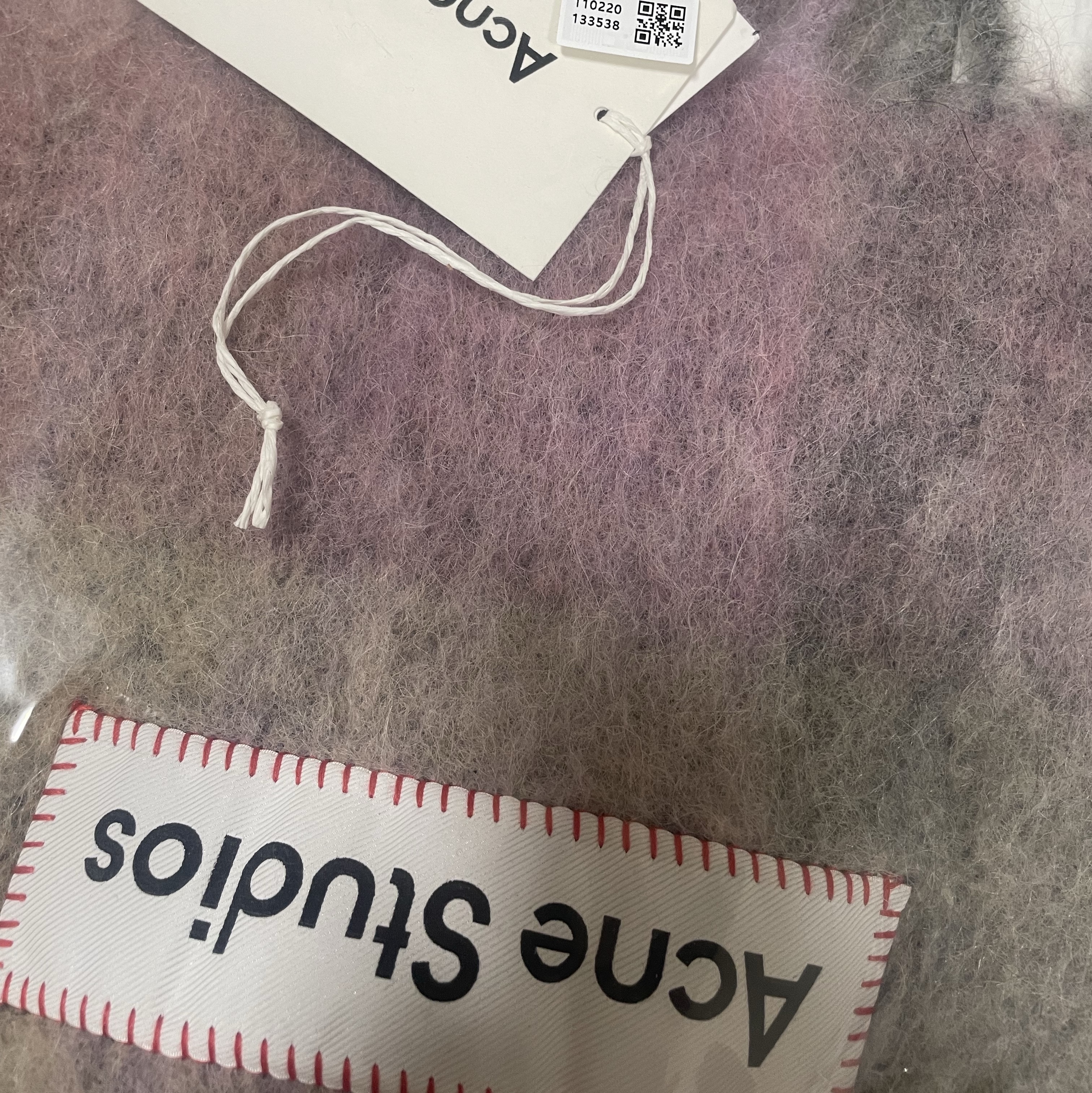 Acne Studios Mohair Check Muffler Fuchsia Lilac Pink 착용 스타일