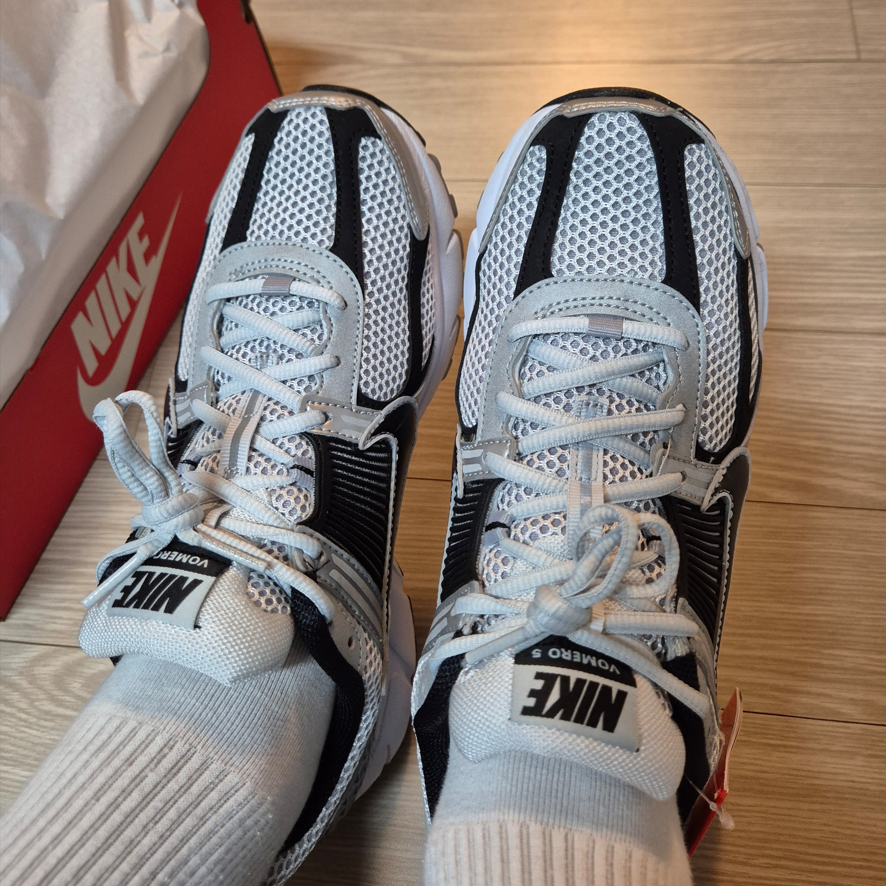Nike Zoom Vomero 5 Metallic Silver Black 착용 스타일