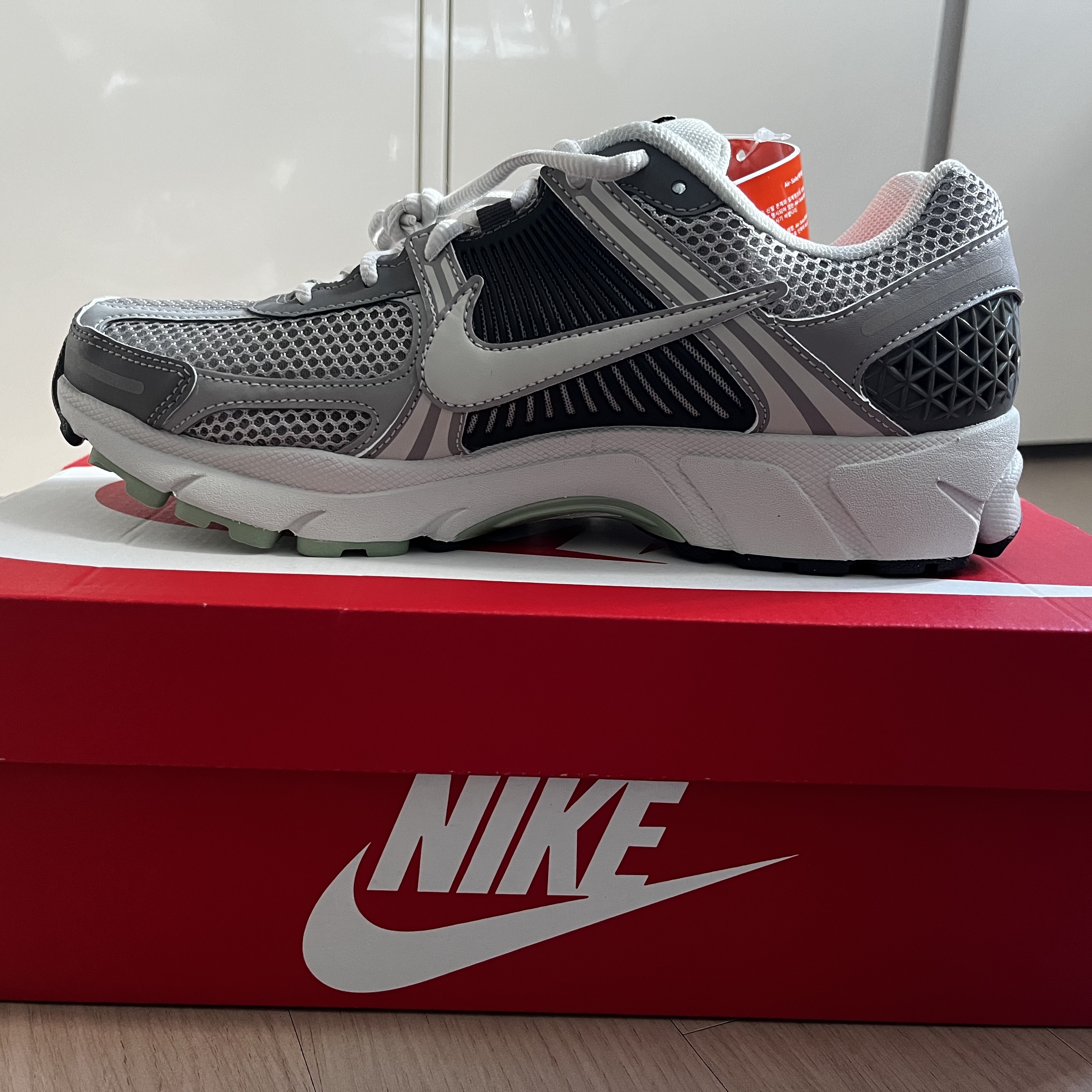 (W) Nike Zoom Vomero 5 Cobblestone and Flat Pewter 착용 스타일 - 1