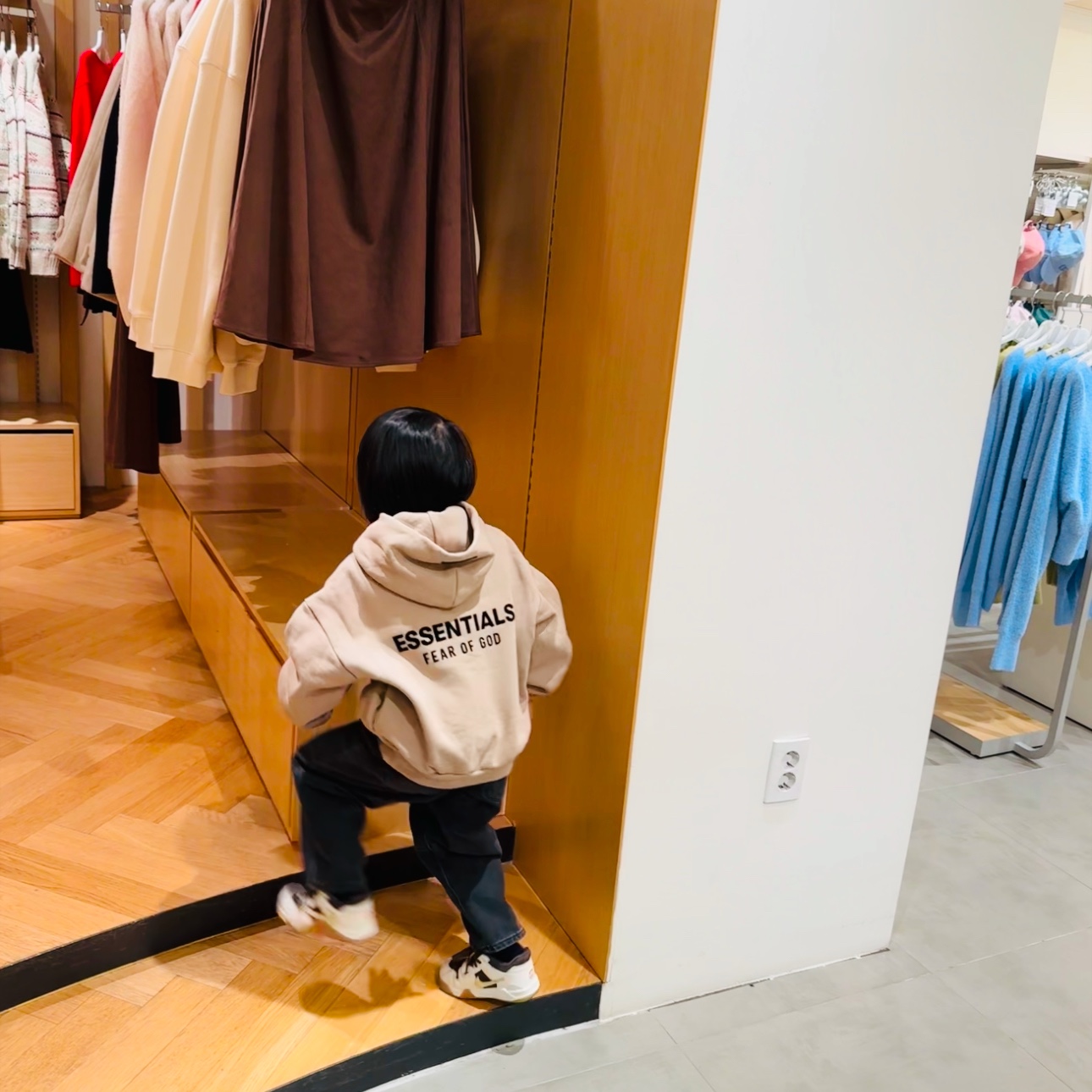 (TD) Jordan x Travis Scott Jumpman Jack TR Sail and Dark Mocha, (Kids) Essentials The Core Collection Pullover Hoodie String 착용 스타일 - 3