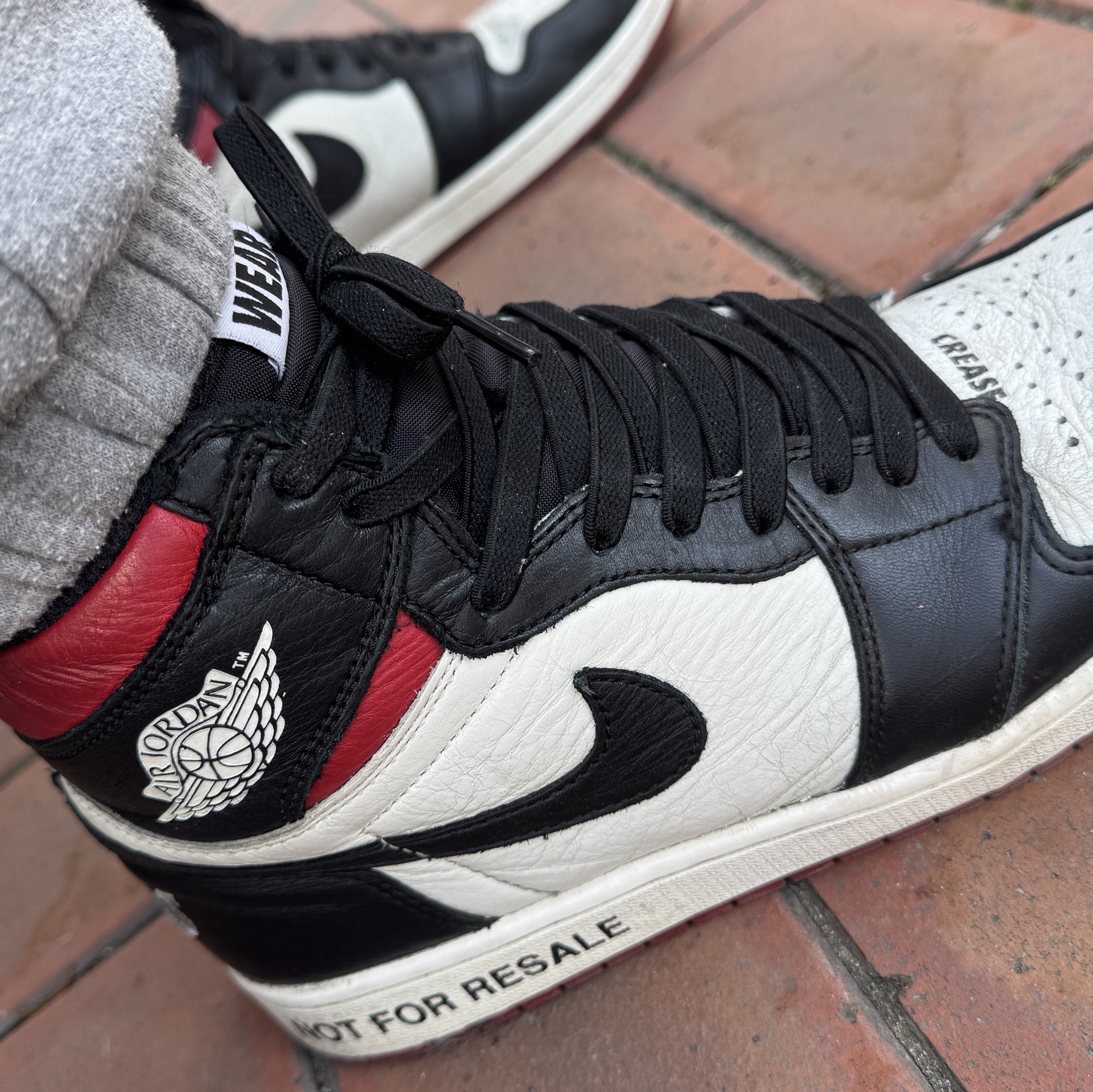 Jordan 1 Retro High Not for Resale Varsity Red 착용 스타일 - 1
