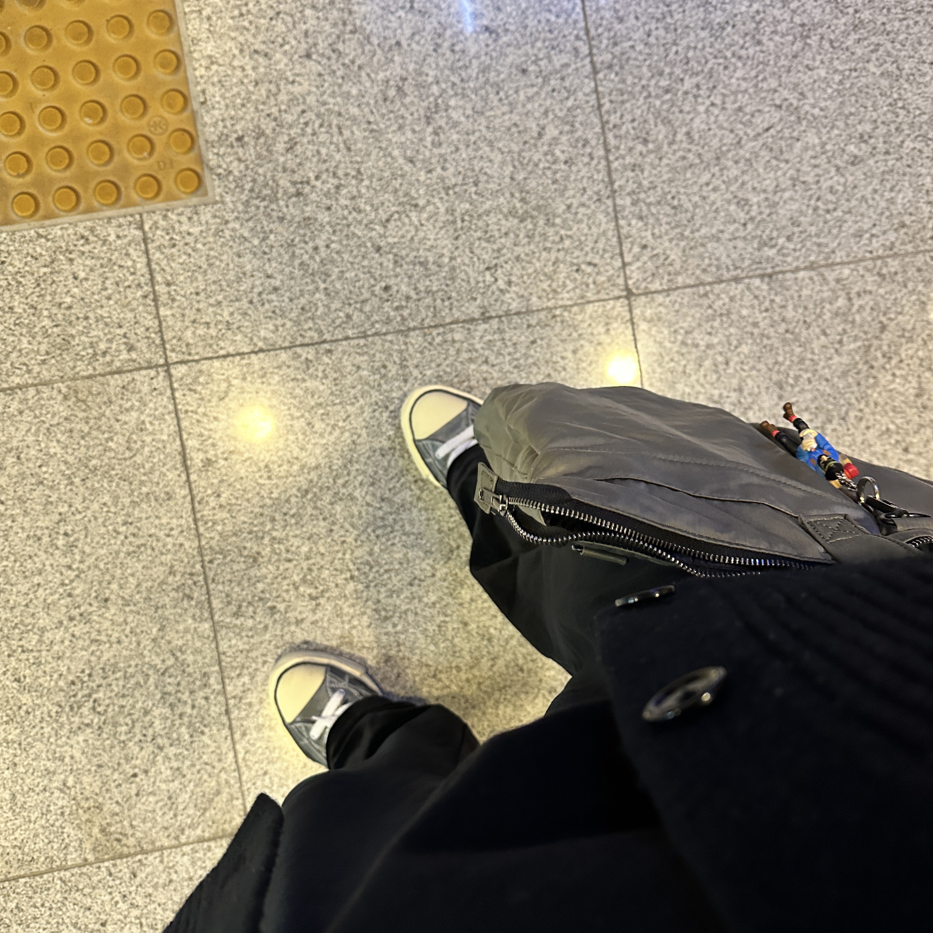 Maison Mihara Yasuhiro Peterson OG Sole Paraffin Leather Low-top Sneakers Black 착용 스타일