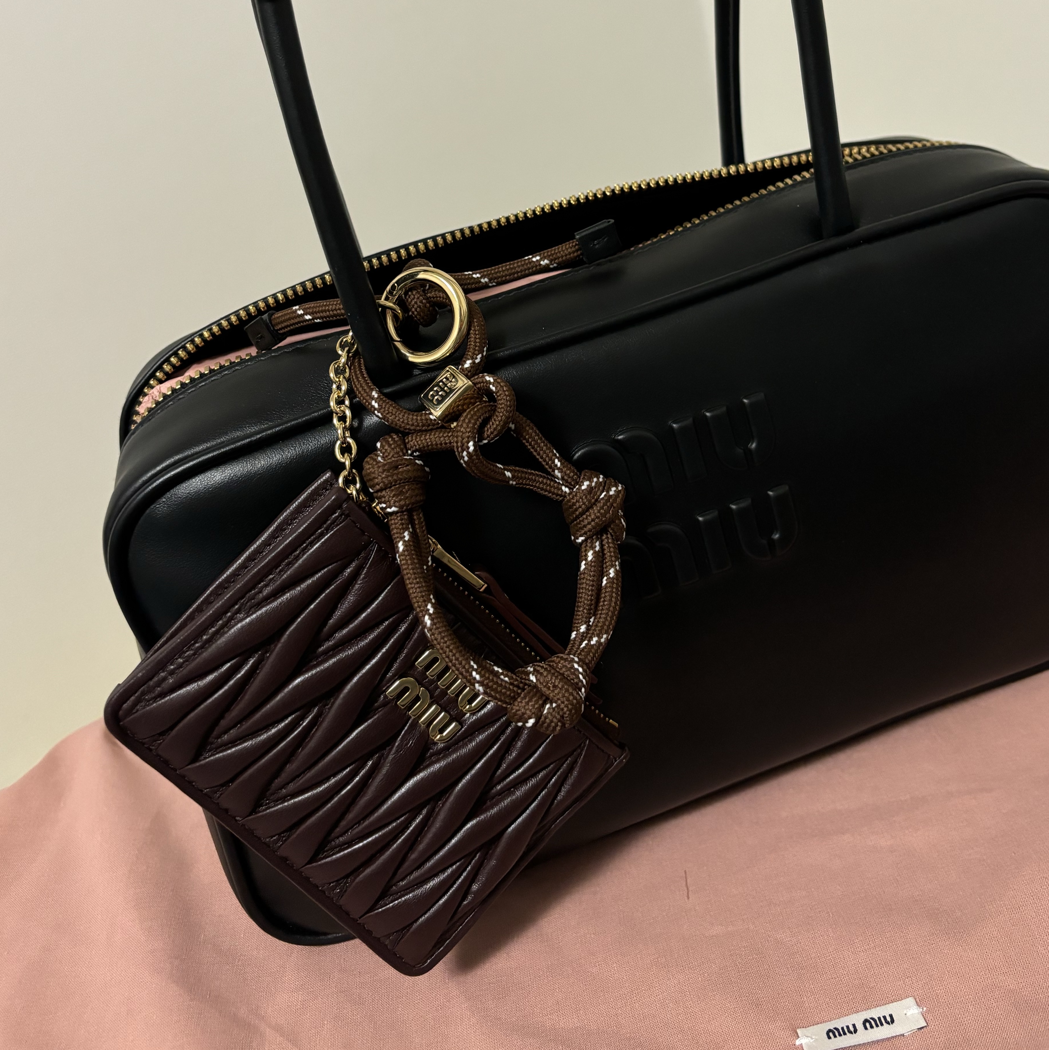 Miu Miu Leather Beau Bag Black 착용 스타일
