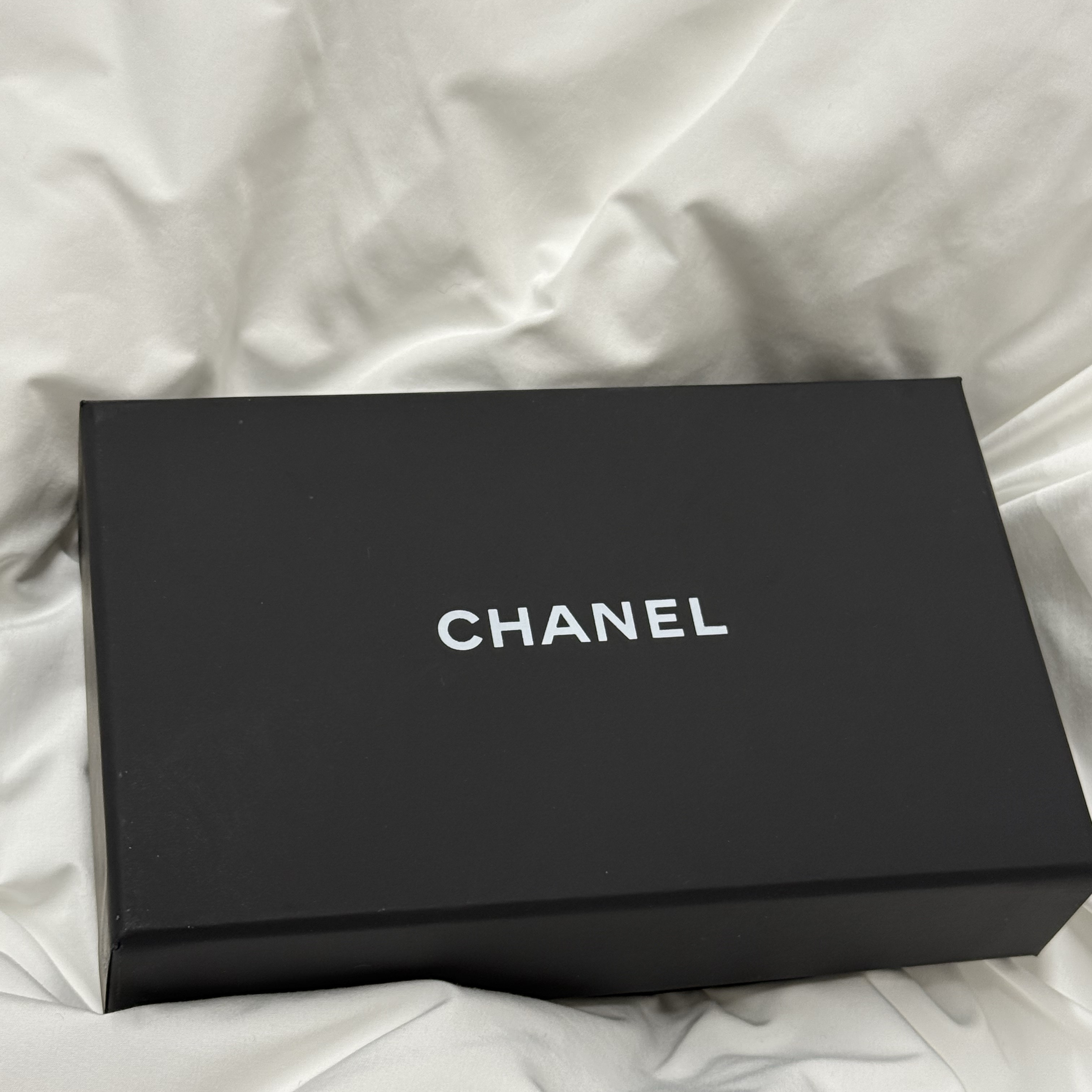Chanel Classic Zipped Coin Purse Grained Calfskin & Silver Black 착용 스타일 - 1